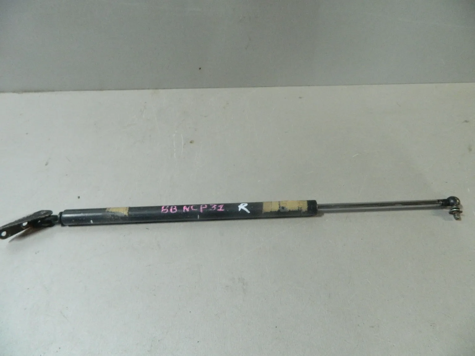 Амортизатор багажника TOYOTA BB NCP31 Прав (Контрактный) 81532230