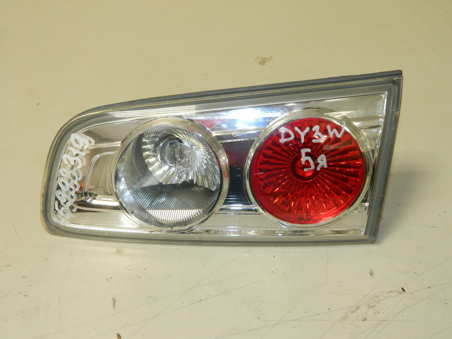 Фонарь в крышку багажника MAZDA DEMIO DY3W Зад Прав (Контрактный)