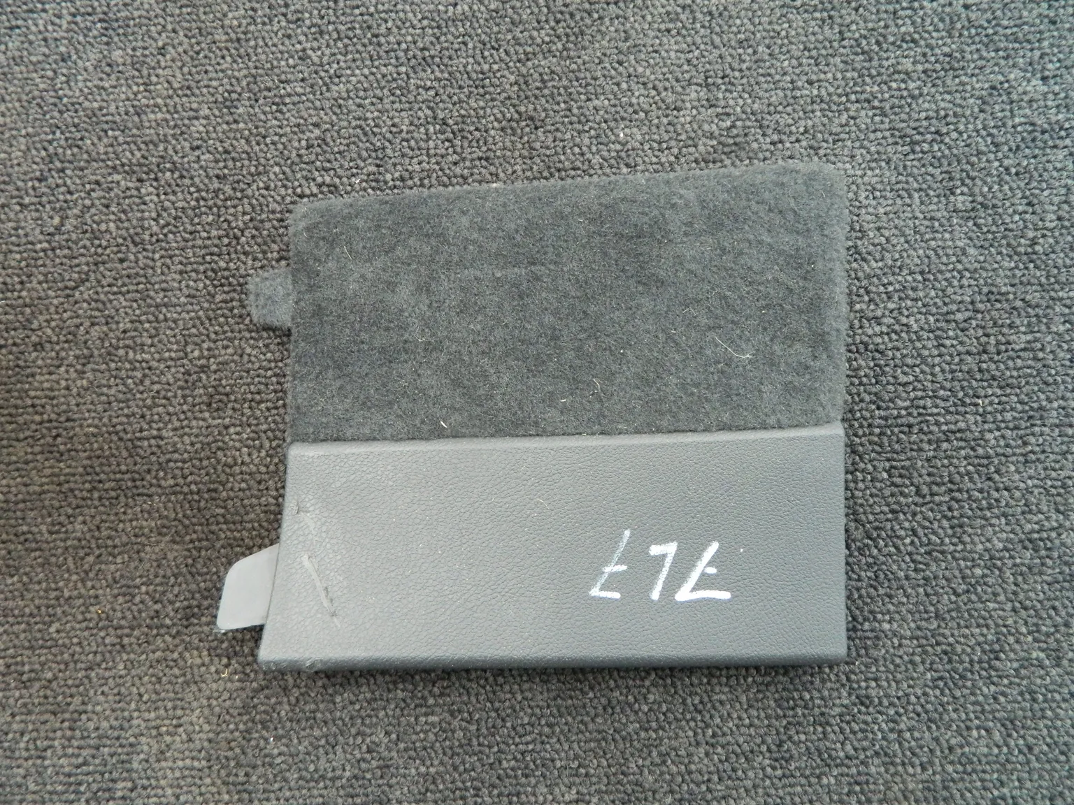 Обшивка крышки багажника VOLKSWAGEN TOUAREG 7L7 (Контрактный) 2777400077