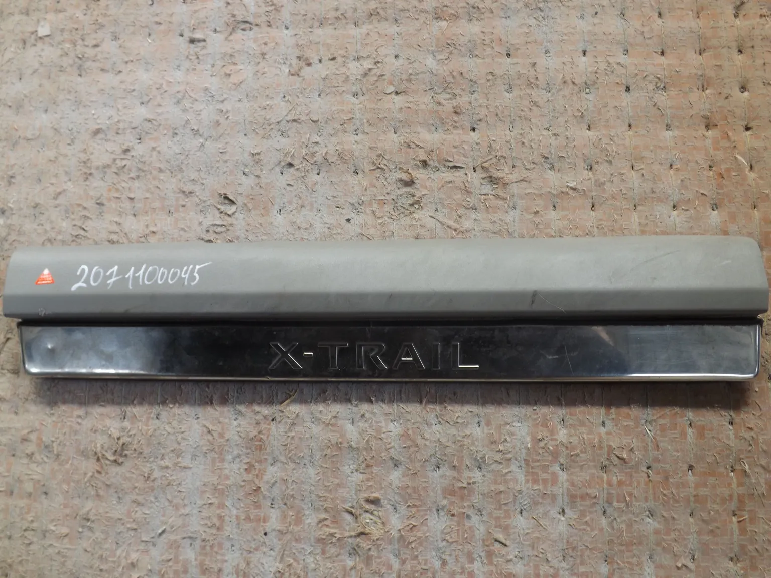 Накладка на порог внутренняя NISSAN X-TRAIL NT30 Перед Прав (Контрактный) 2071100045