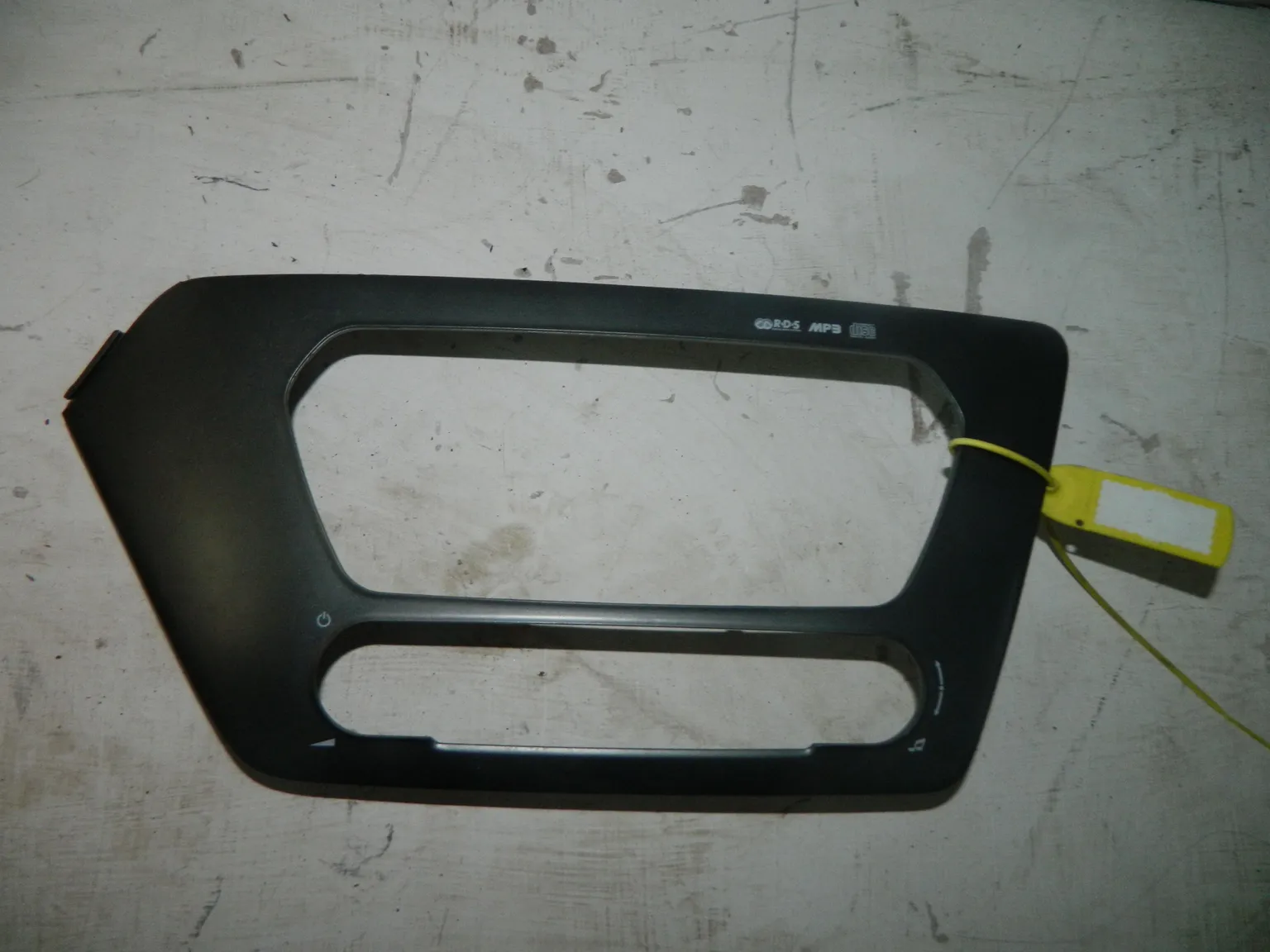 Рамка магнитолы KIA RIO QB G4FA (Б/У) 40940071