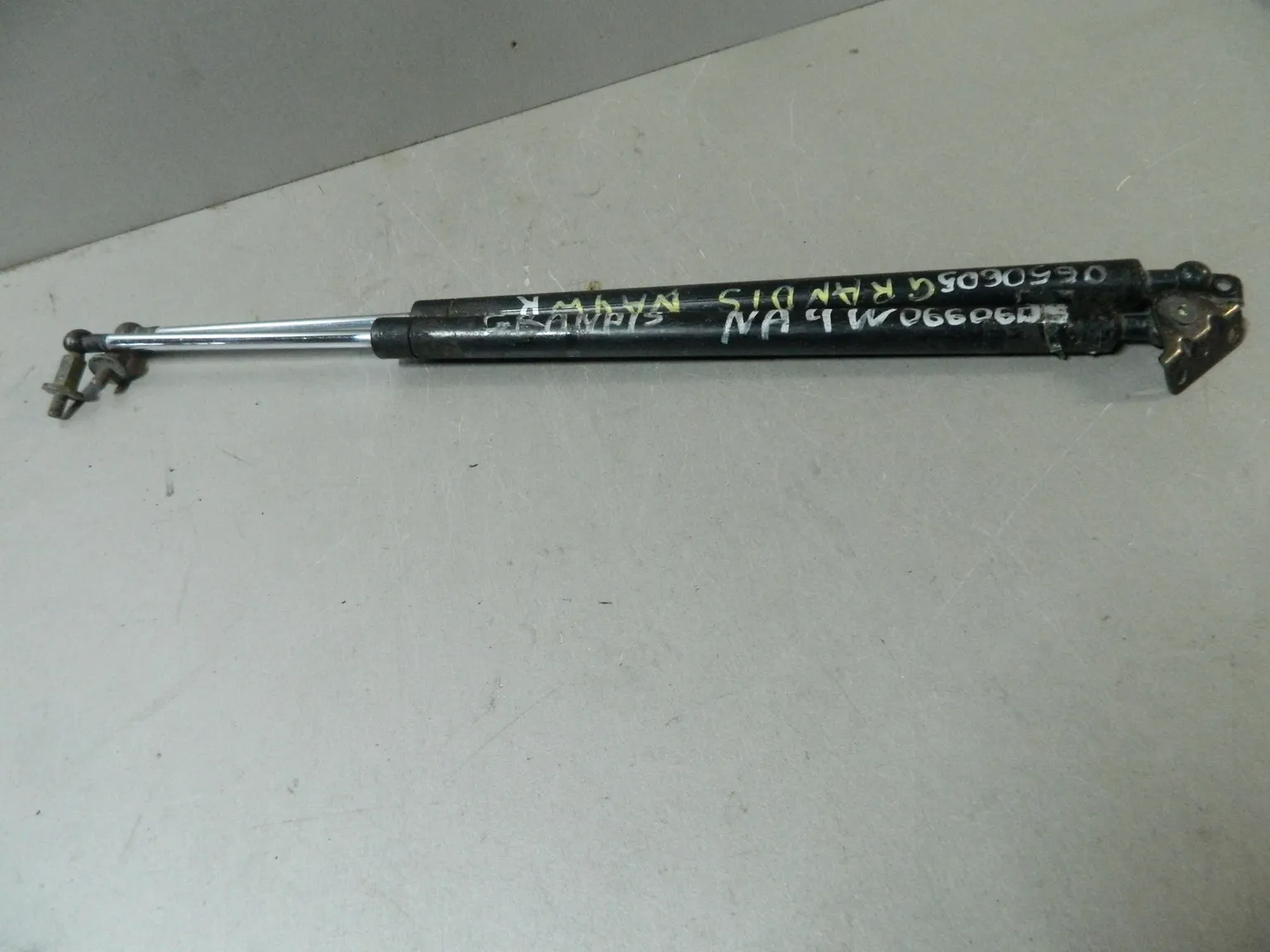 Амортизатор багажника MITSUBISHI GRANDIS NA4W (Контрактный) 81528943