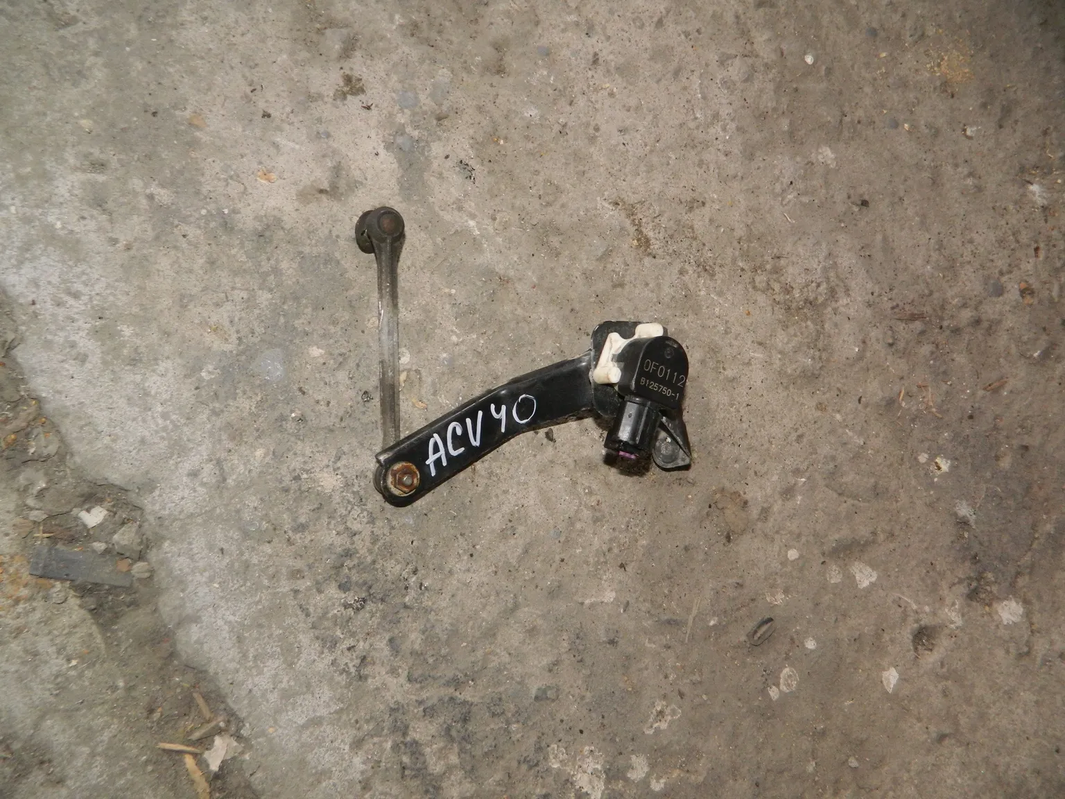 Датчик высоты дорожного просвета TOYOTA CAMRY ACV40 Зад (Контрактный) 1102010491 8940741010