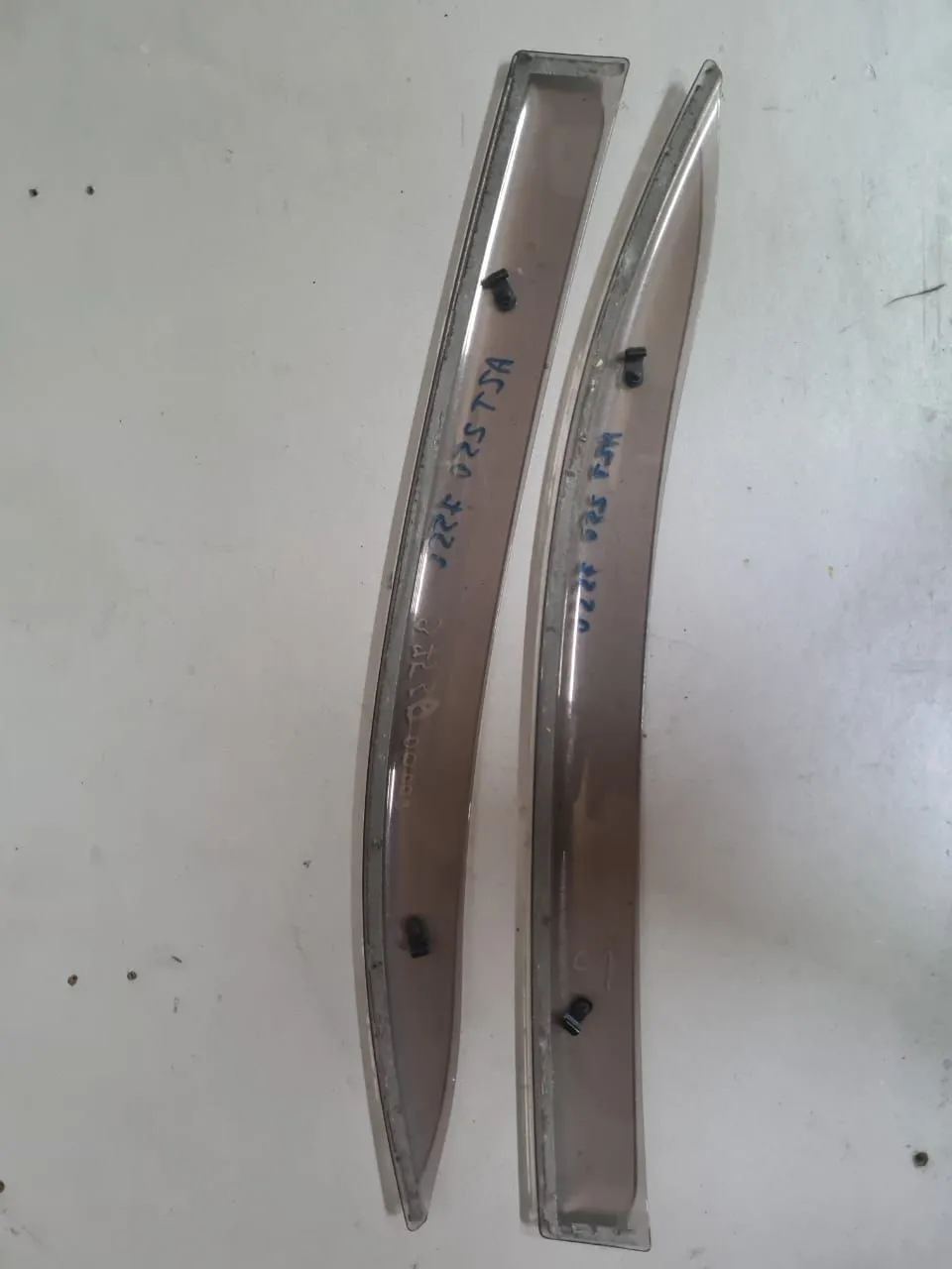 Ветровик TOYOTA AVENSIS AZT250 Перед Пара (Контрактный) 3755000002