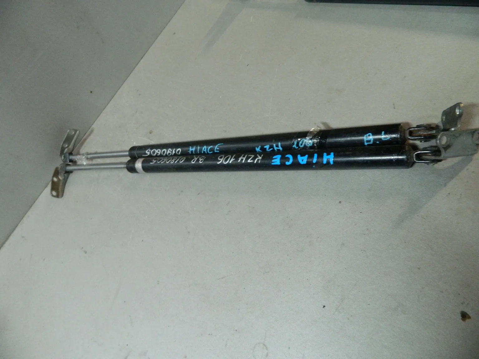 Амортизатор багажника TOYOTA HIACE KZH106 (Контрактный) 81528932