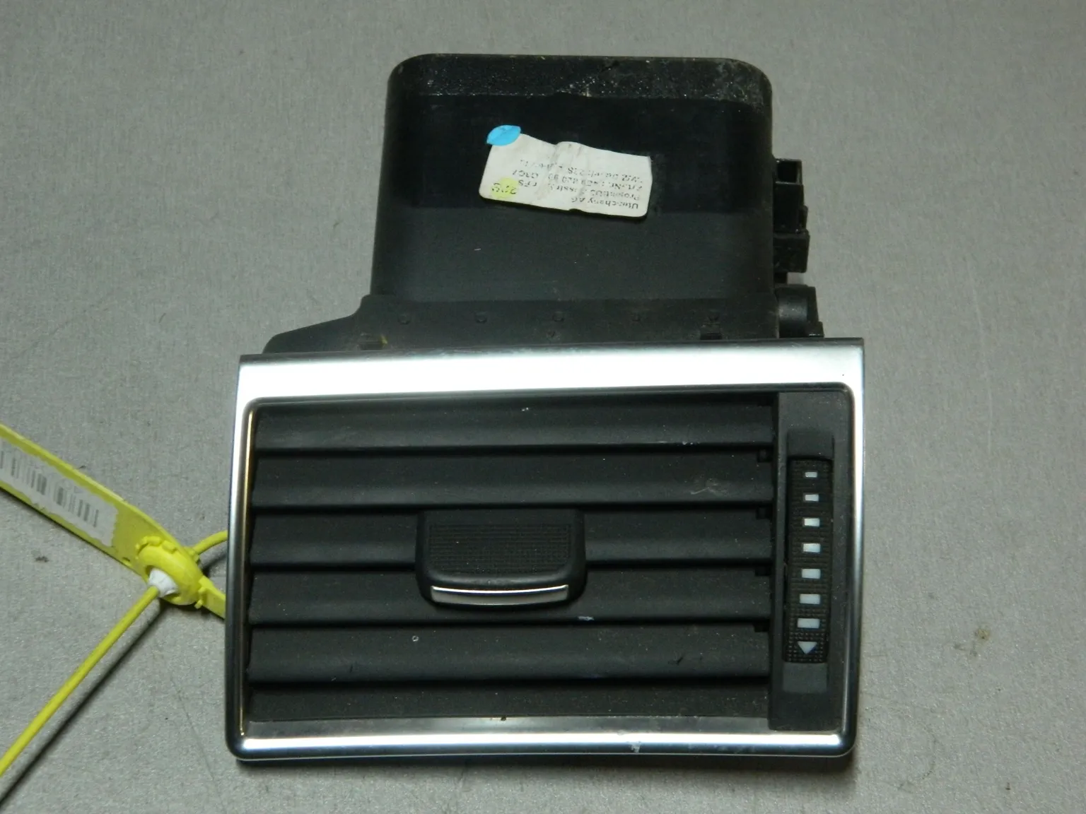 Дефлектор воздушный AUDI A8 4E2 Перед (Б/У) 40951609