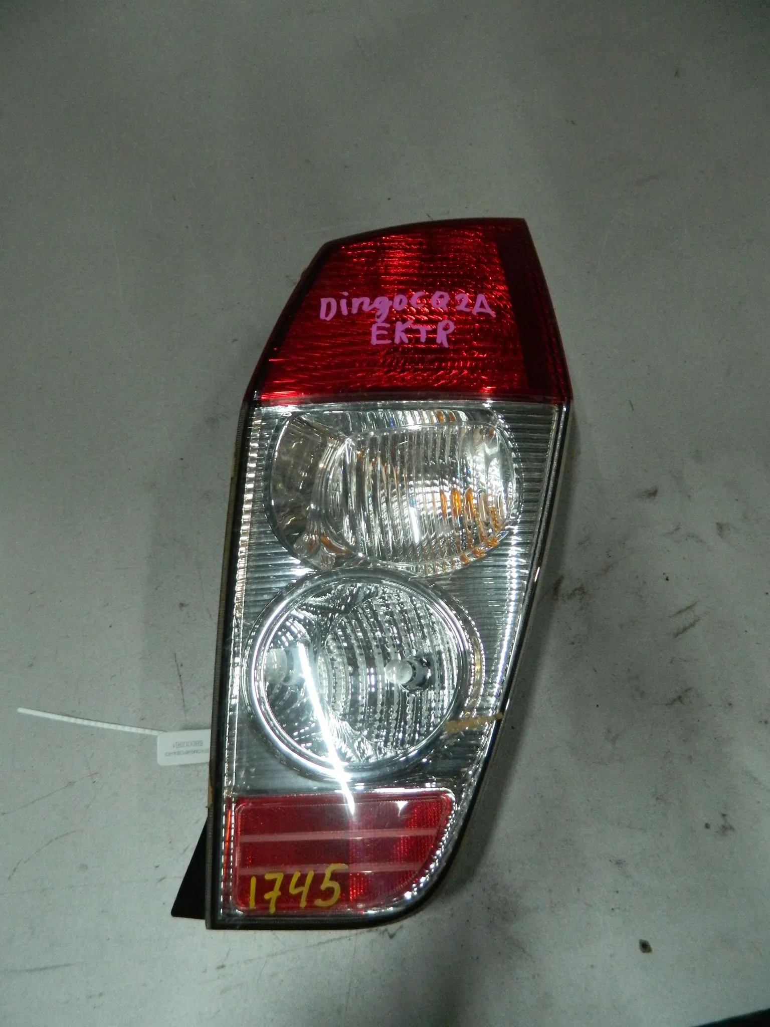 Фонарь MITSUBISHI DINGO CQ2A Зад Прав 1745 (Контрактный) 68000961