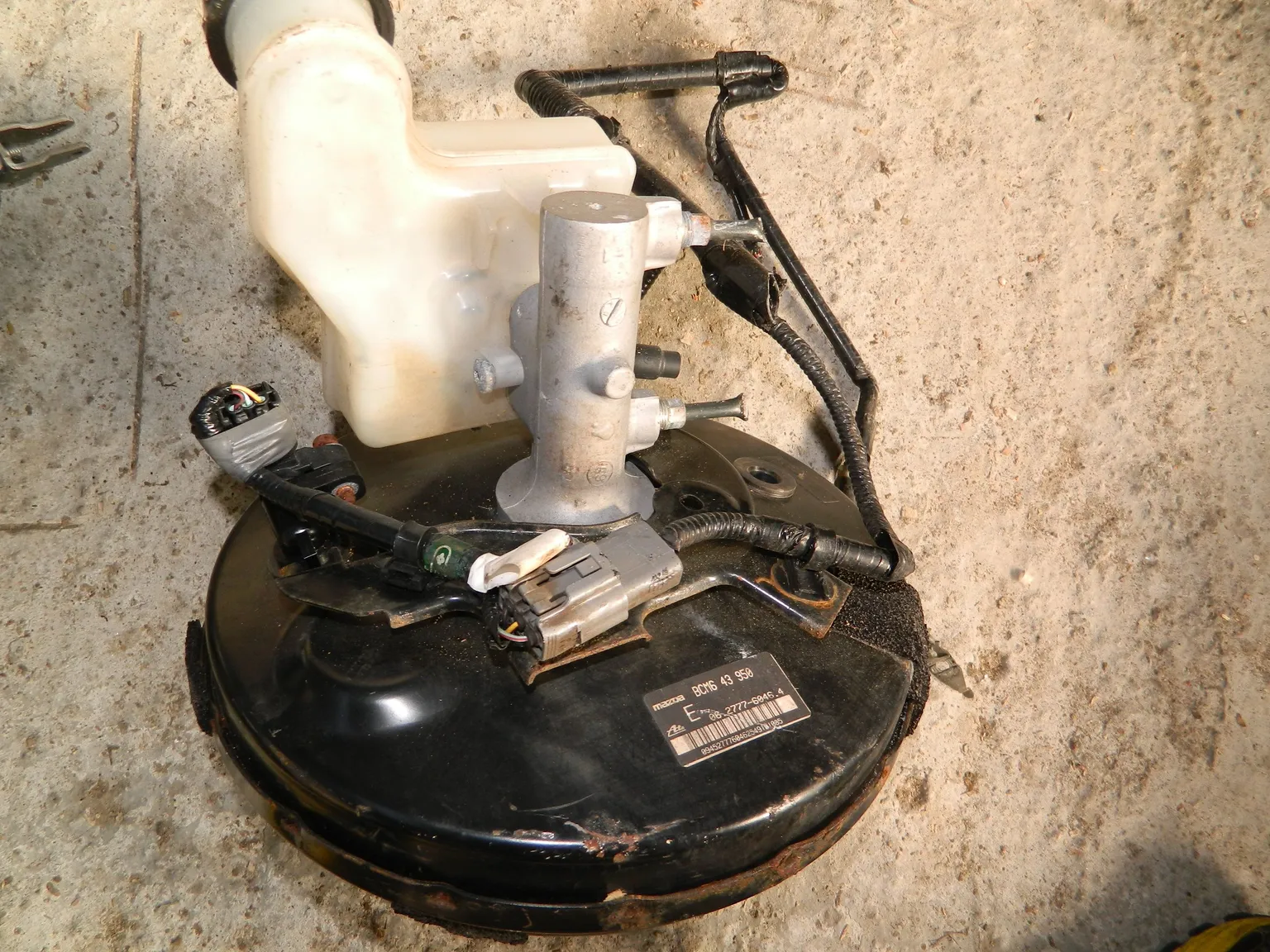 Главный тормозной цилиндр с вакуумником MAZDA MAZDA3 BL (Контрактный) 1042560311