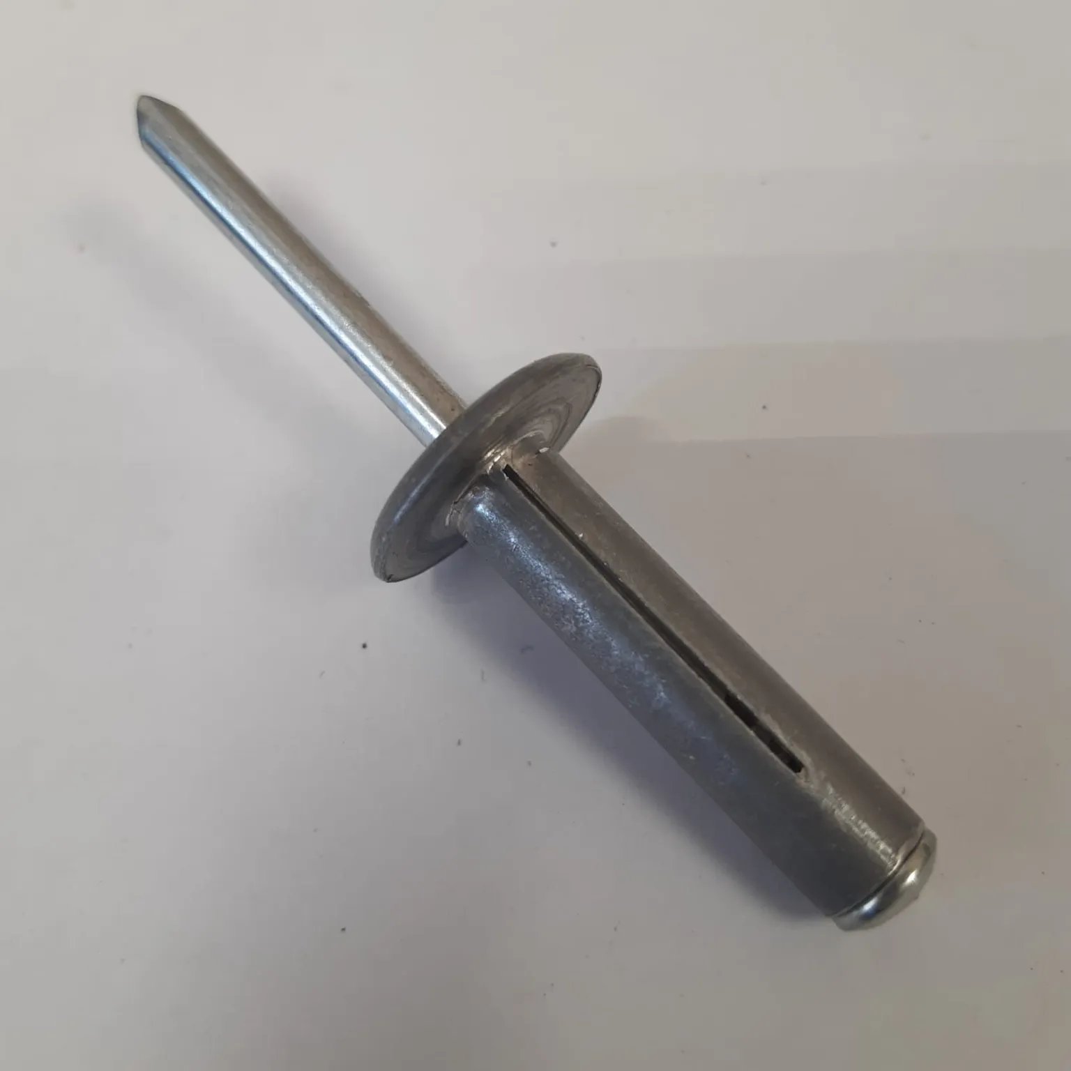 Заклепка крепления RENAULT 7703072362  LADA Largus D=7,5