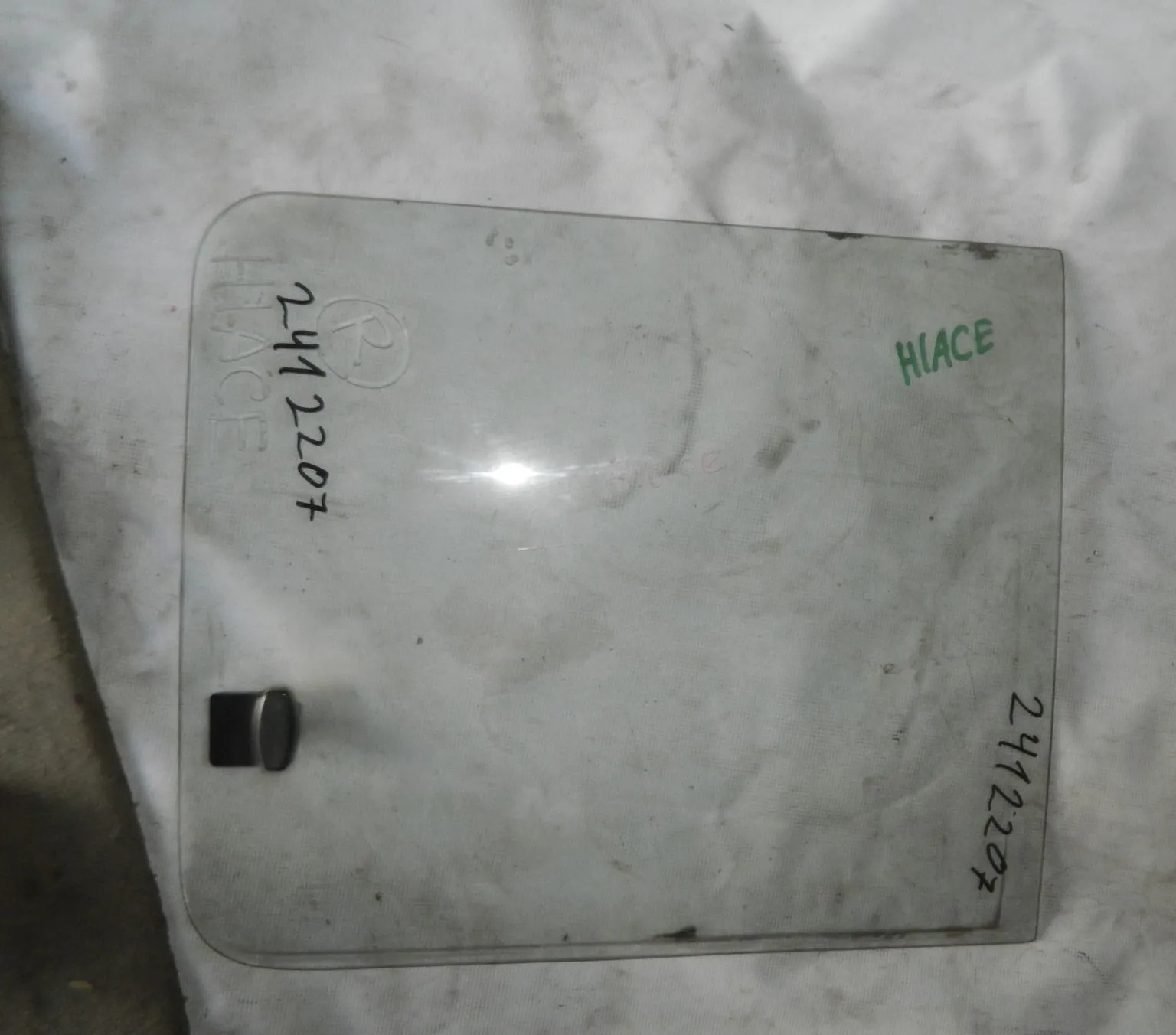 Стекло двери TOYOTA HIACE VAN Прав (Контрактный) 2412207