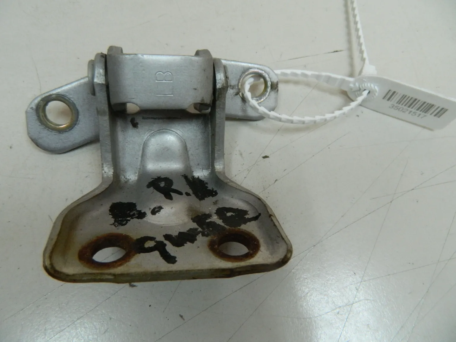 Петля двери MAZDA CAPELLA GW5R Зад Прав Низ (Контрактный) 35021517