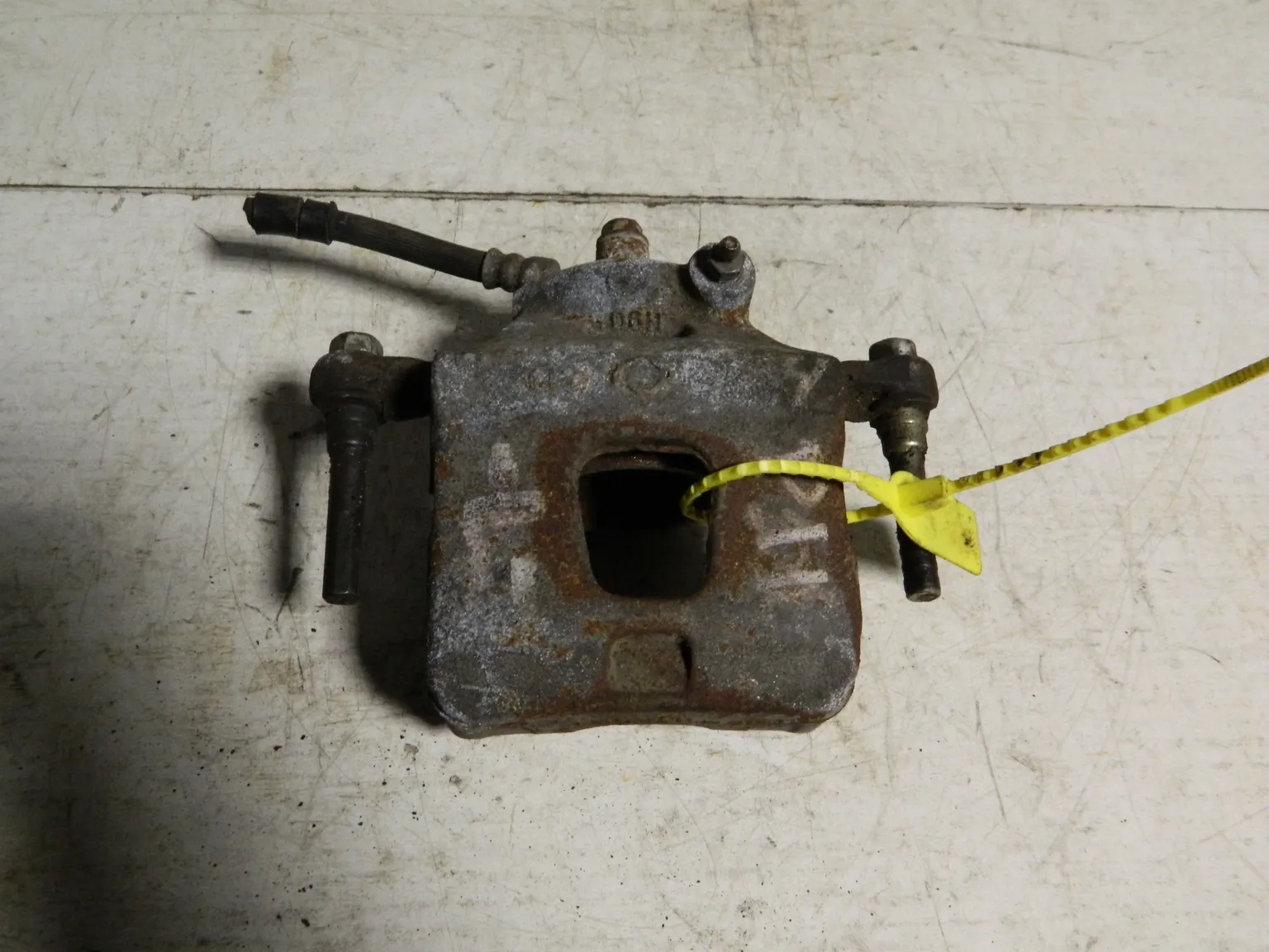 Суппорт NISSAN PRIMERA P11 Перед Лев (Контрактный) 79773435