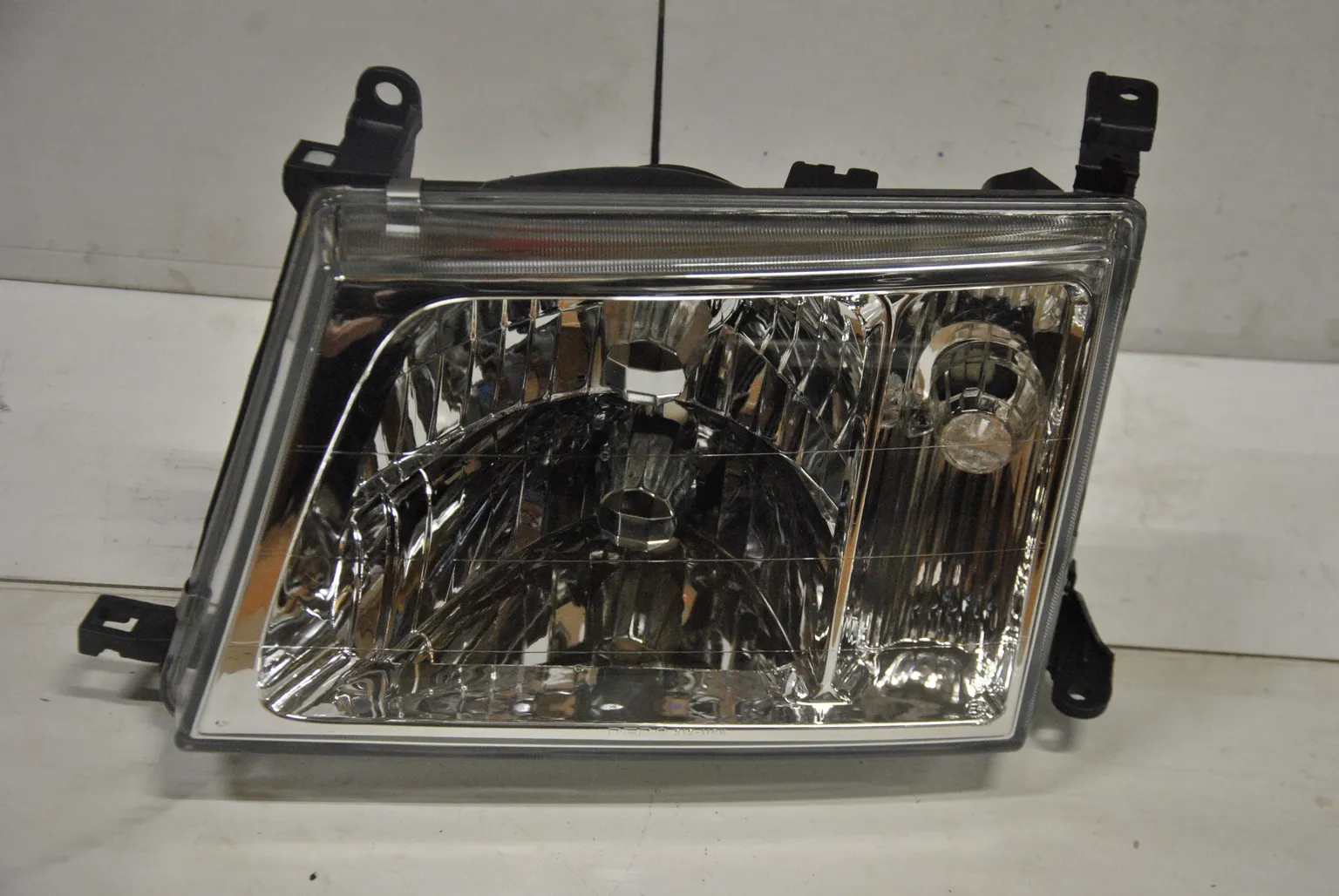 Фара DEPO 21211C1LLDEN TOYOTA LAND CRUISER 100 00-05 LH (ручная регулировка) пластик