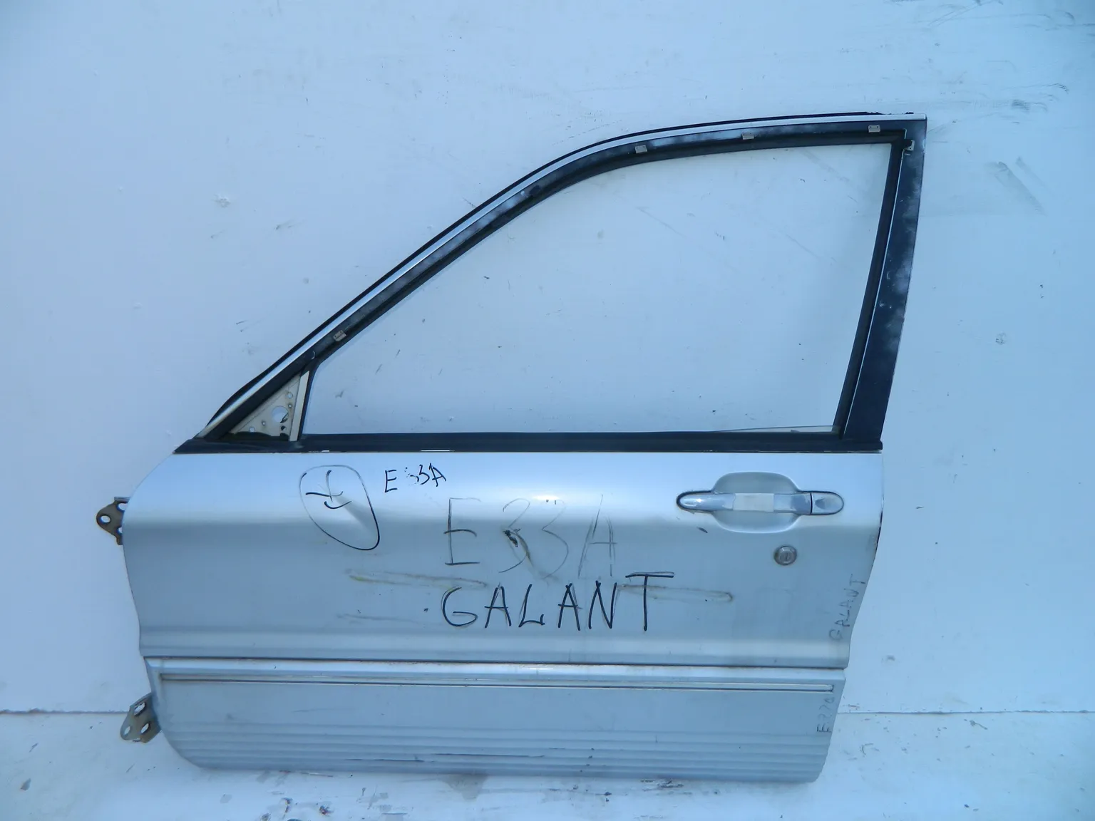 Дверь MITSUBISHI GALANT E33A Перед Лев (Контрактный) 46098115 MB593259