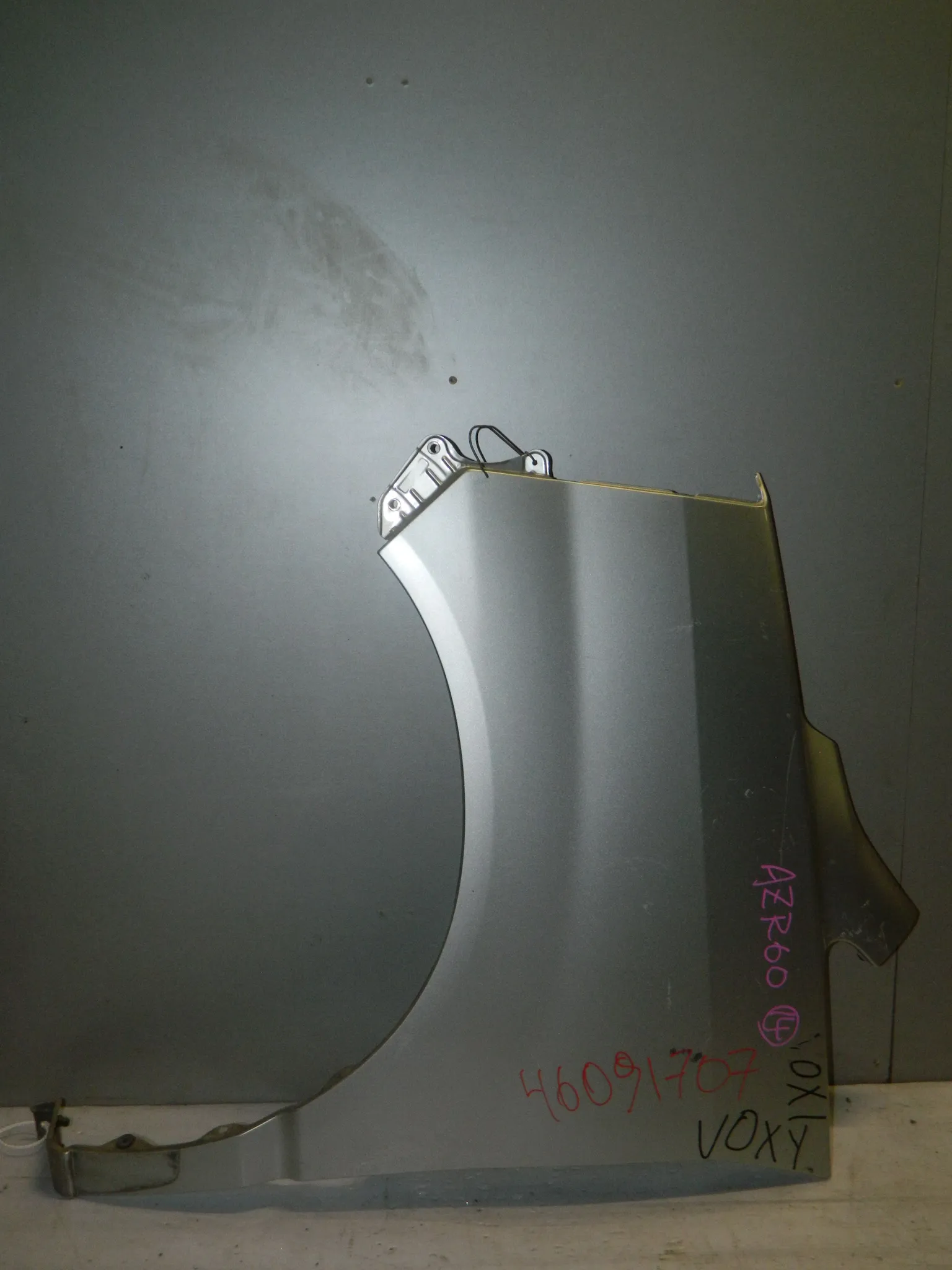 Крыло TOYOTA VOXY AZR60 Перед Лев (Контрактный) 46091707