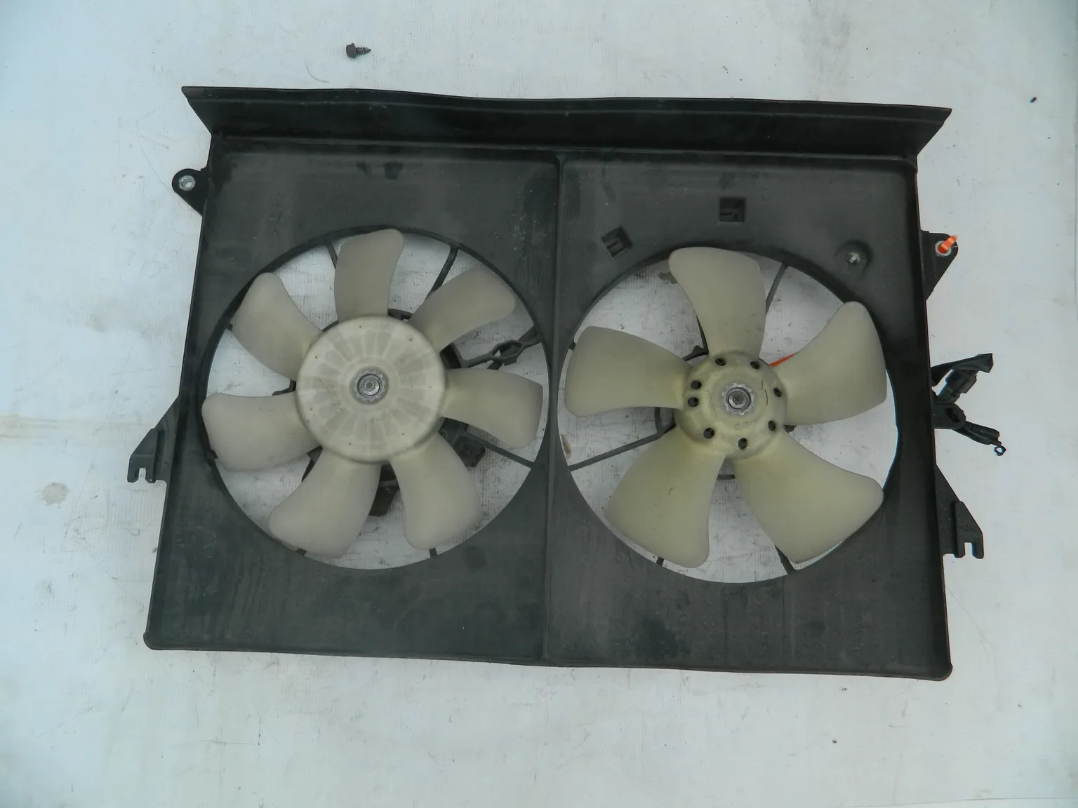 Диффузор радиатора TOYOTA ISIS ANM10 (Контрактный) 72355183