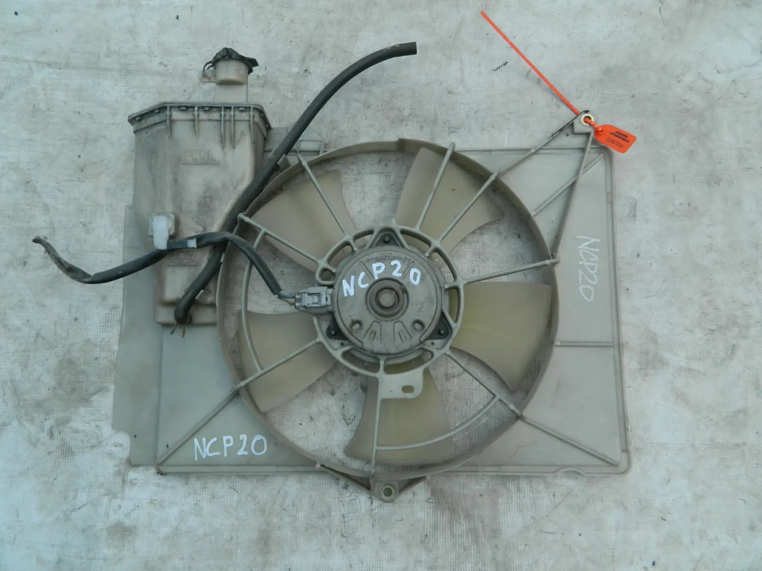 Диффузор радиатора TOYOTA FUNCARGO NCP20 (Контрактный) 72367816