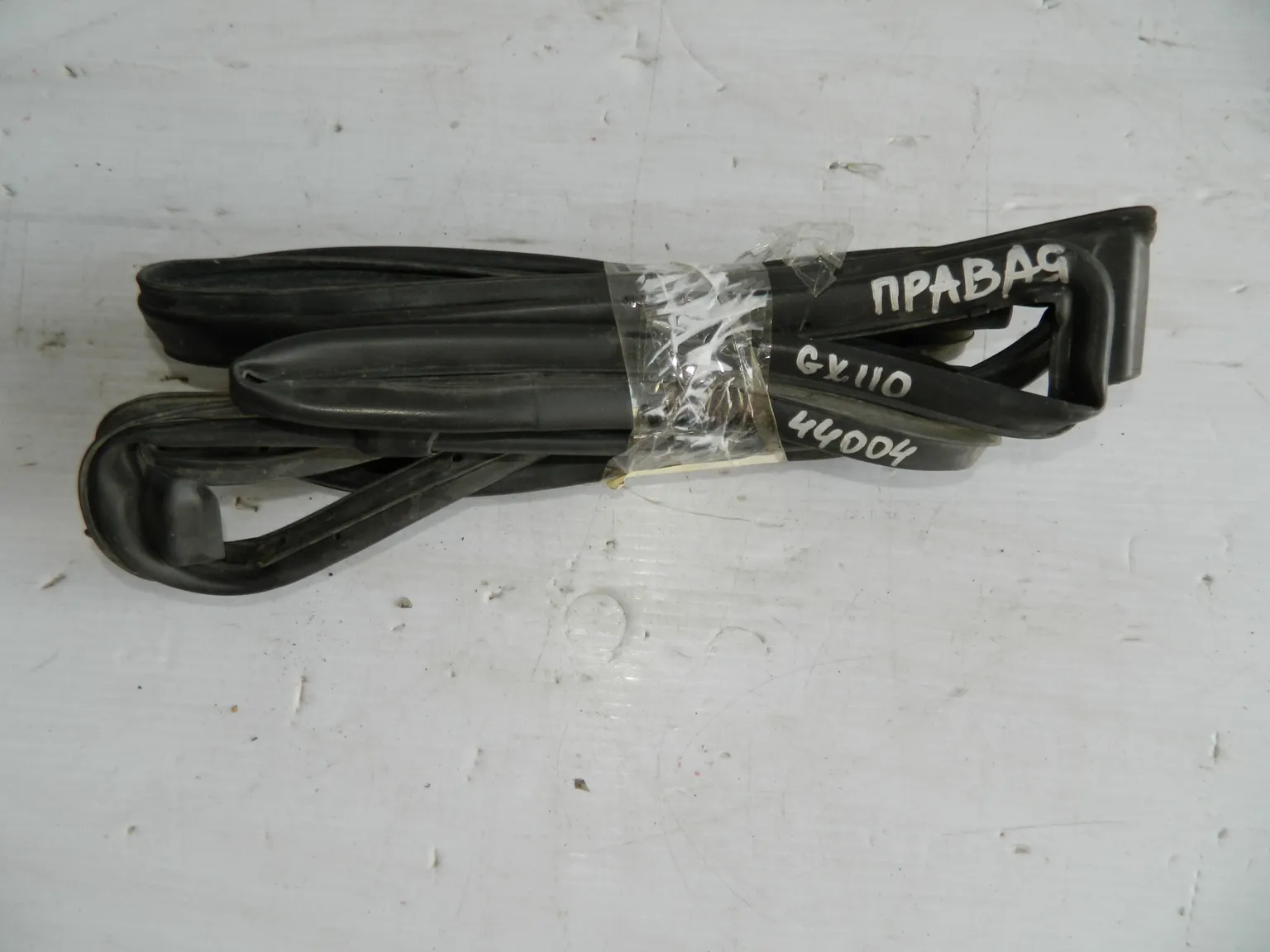 Уплотнитель двери TOYOTA MARK II GX110 Зад Прав (Б/У)