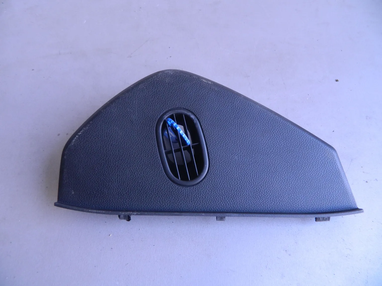 Накладка на торпедо HYUNDAI EQUUS VI G6DJ Лев (Б/У) 69838436 847813N800