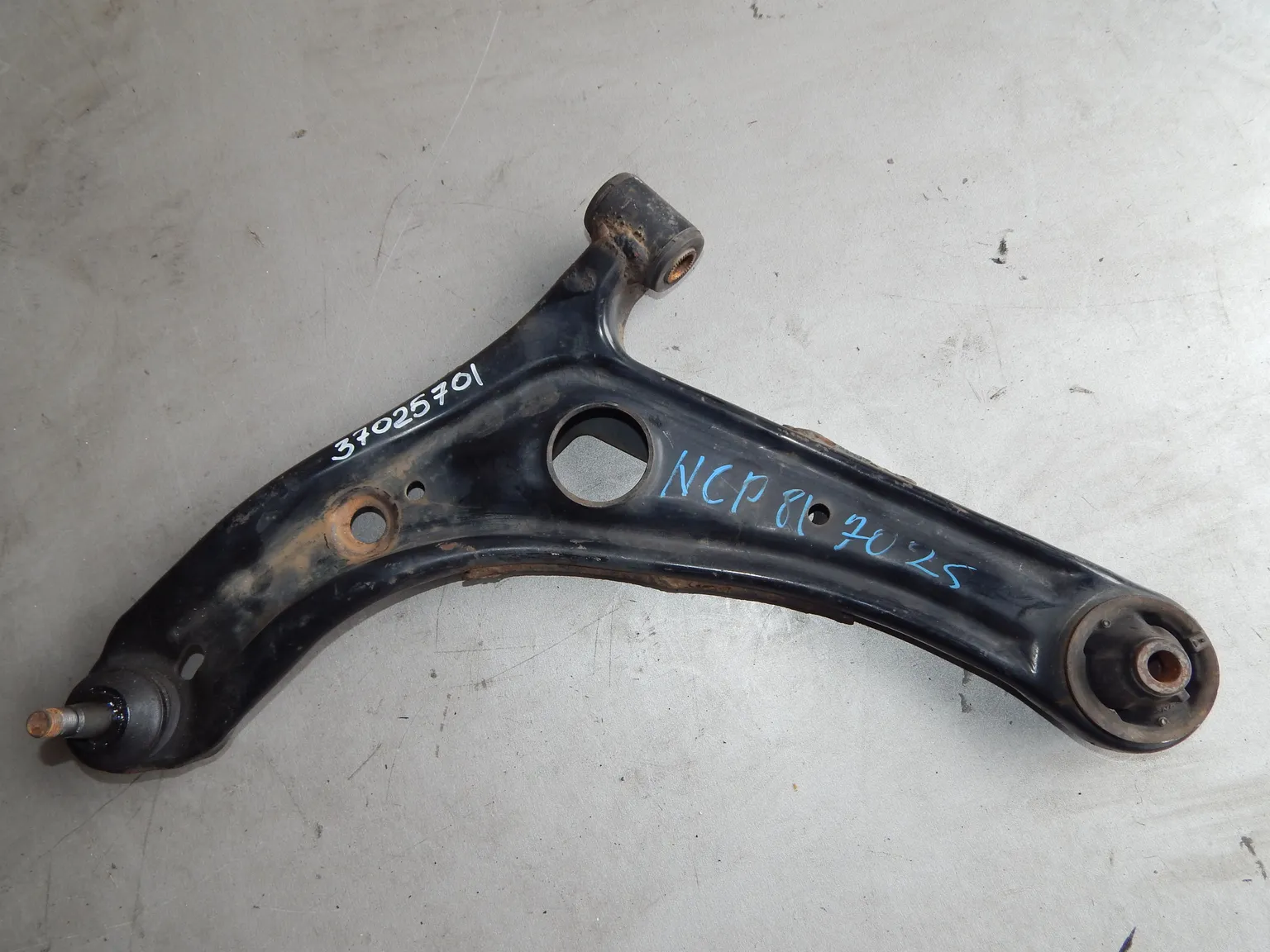 Рычаг подвески TOYOTA SIENTA NCP81 Перед Лев (Контрактный) 37025701