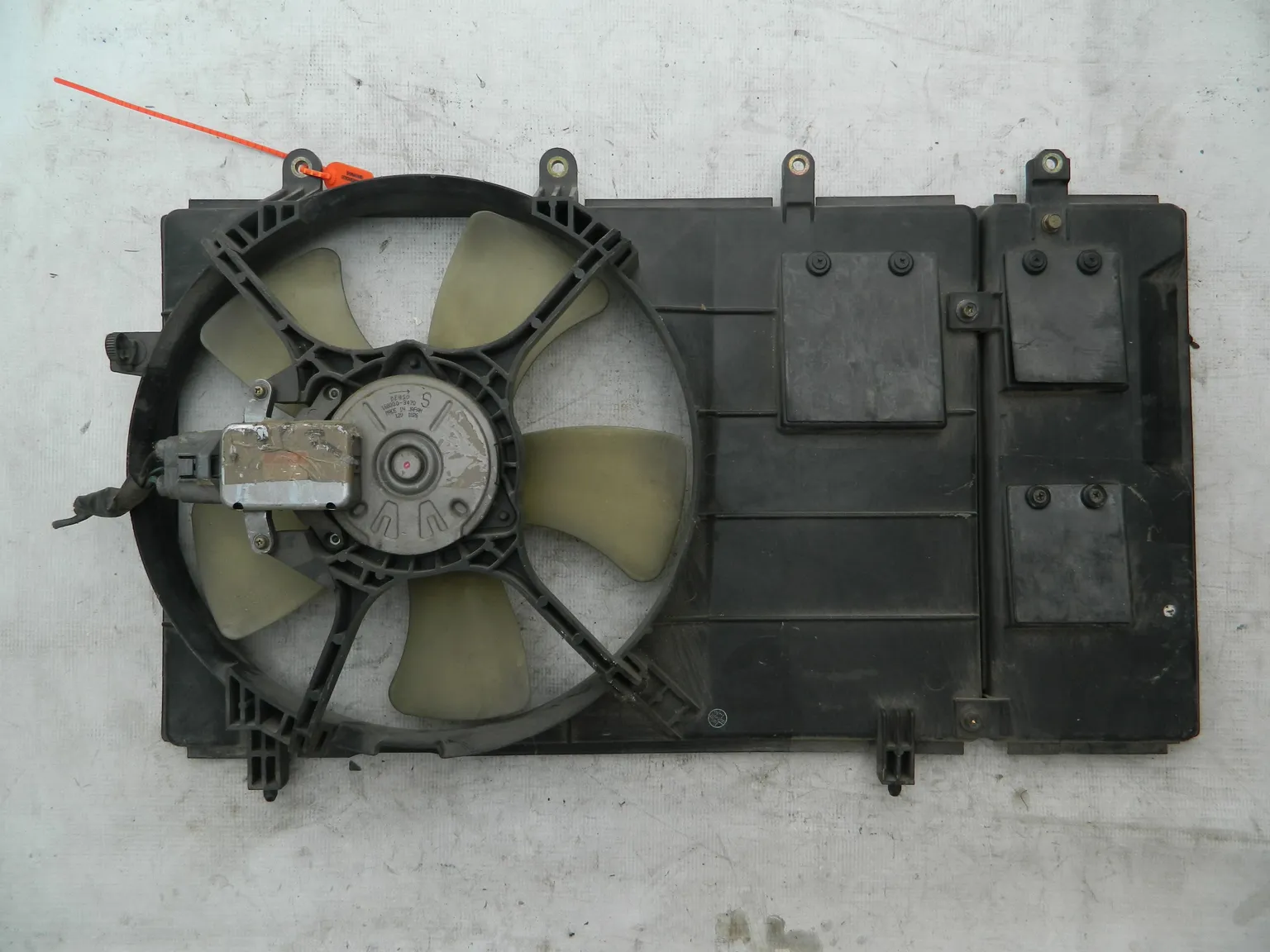 Диффузор радиатора MITSUBISHI DINGO CQ2A (Контрактный) 72355019