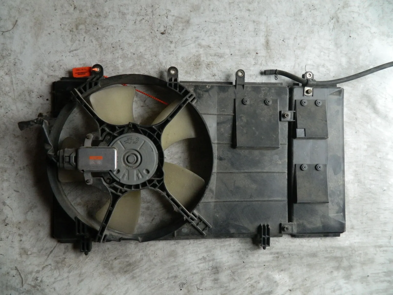 Диффузор радиатора MITSUBISHI DINGO CQ2A (Контрактный) 72367982