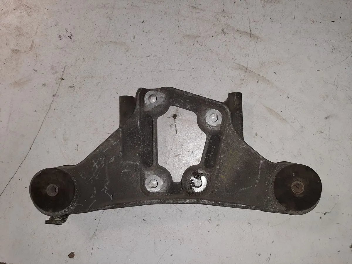 Кронштейн редуктора TOYOTA NOAH AZR65 2AZFE Зад (Контрактный) 1