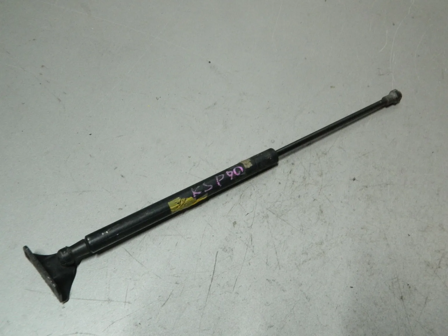 Амортизатор багажника TOYOTA VITZ KSP90 Прав (Контрактный) 81532197