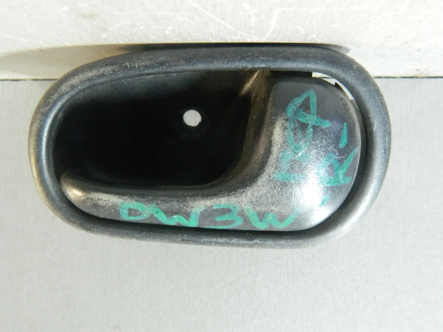 Ручка двери внутренняя MAZDA DEMIO DW3W Прав (Контрактный) 81538377