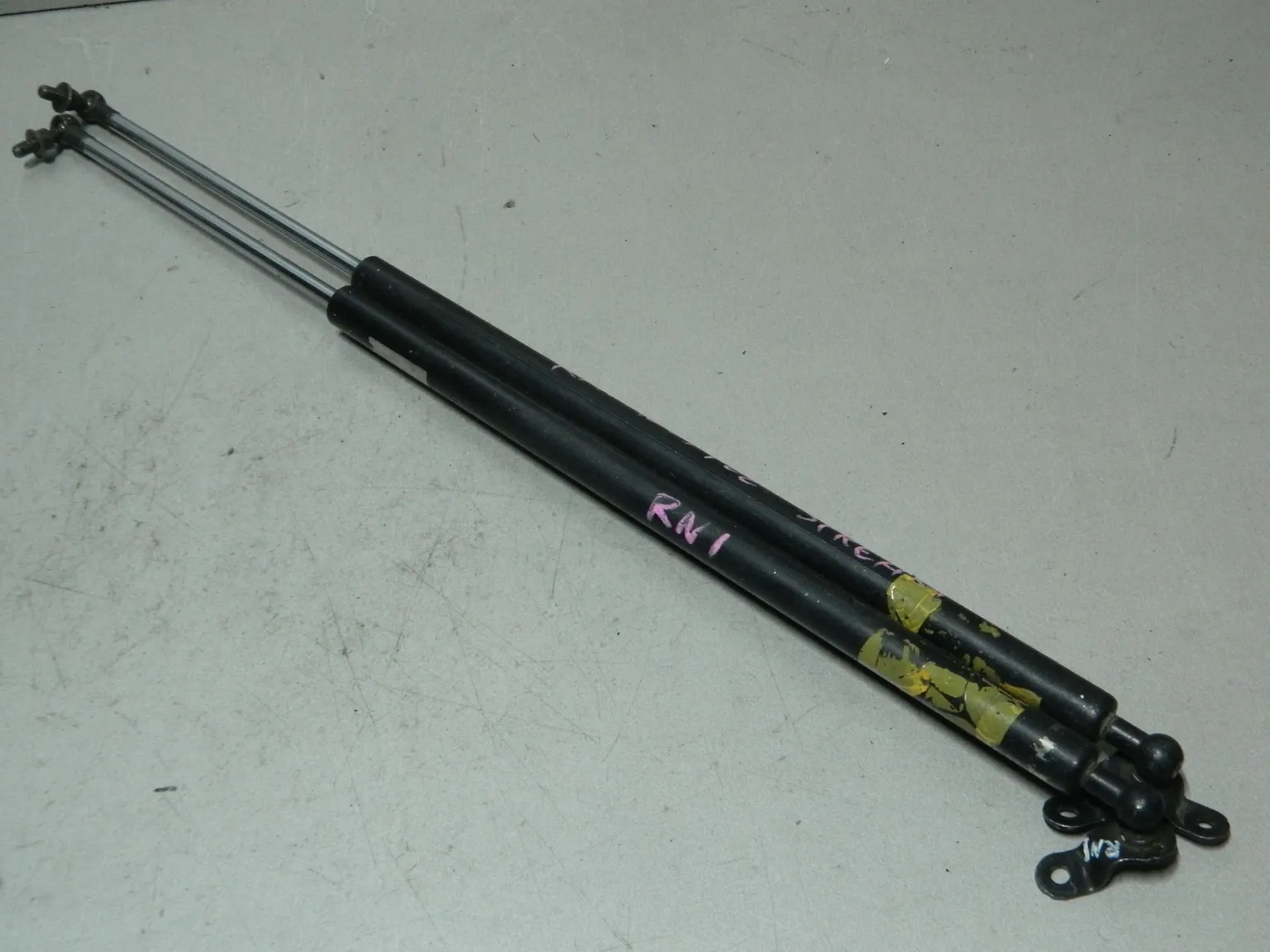 Амортизатор багажника HONDA STREAM RN1 (Контрактный) 81528964