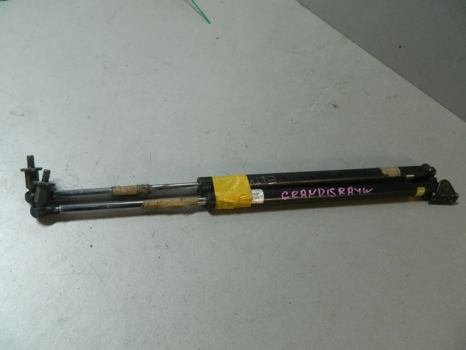 Амортизатор багажника MITSUBISHI GRANDIS NA4W (Контрактный) 81528803