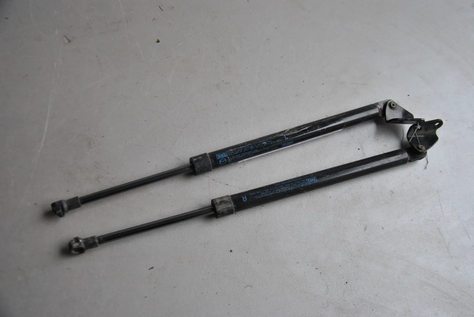 Амортизатор багажника MAZDA CX-5 Пара (Контрактный) 45990400