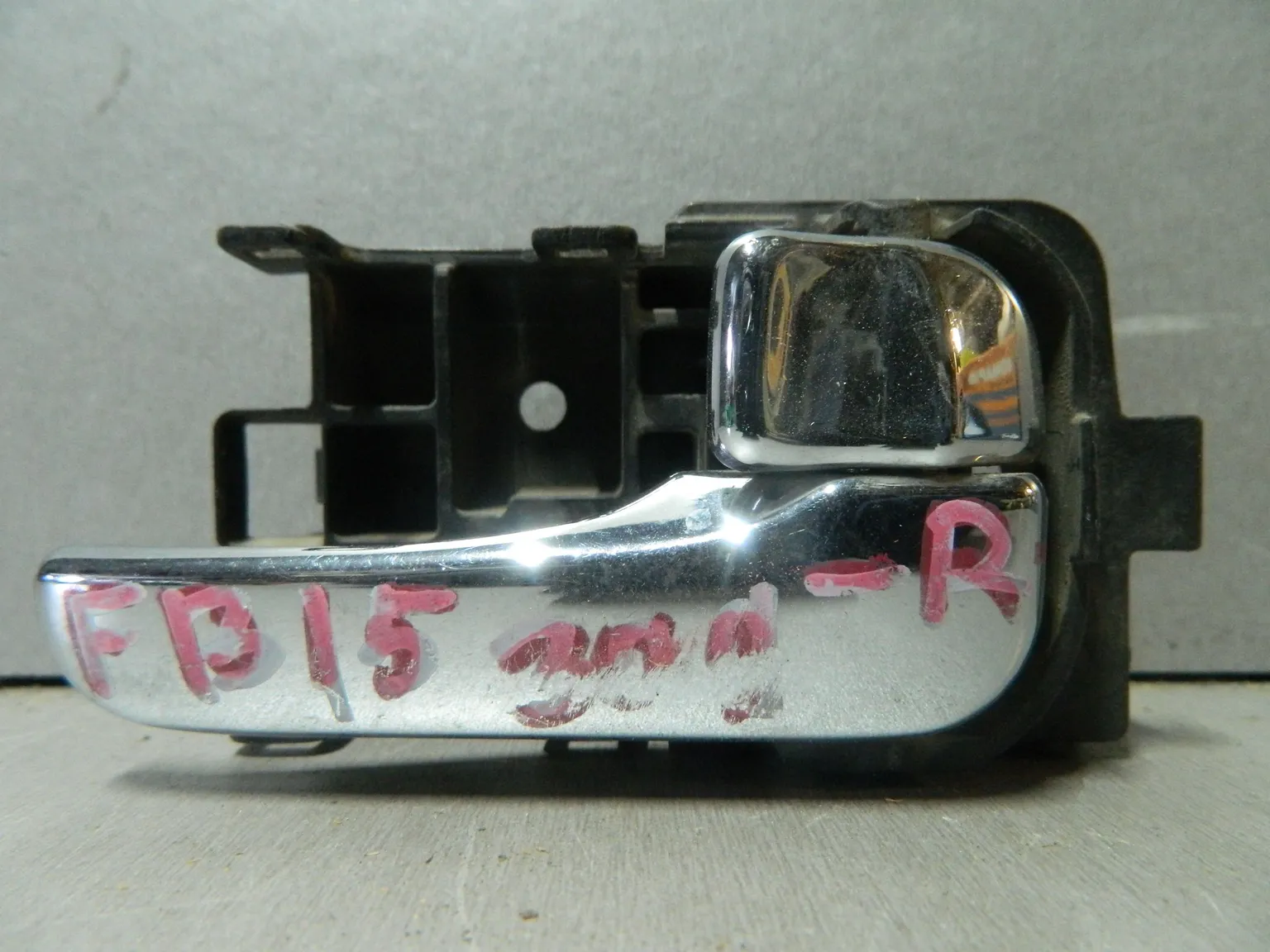 Ручка двери внутренняя NISSAN SUNNY FB15 Прав (Контрактный) 81528046