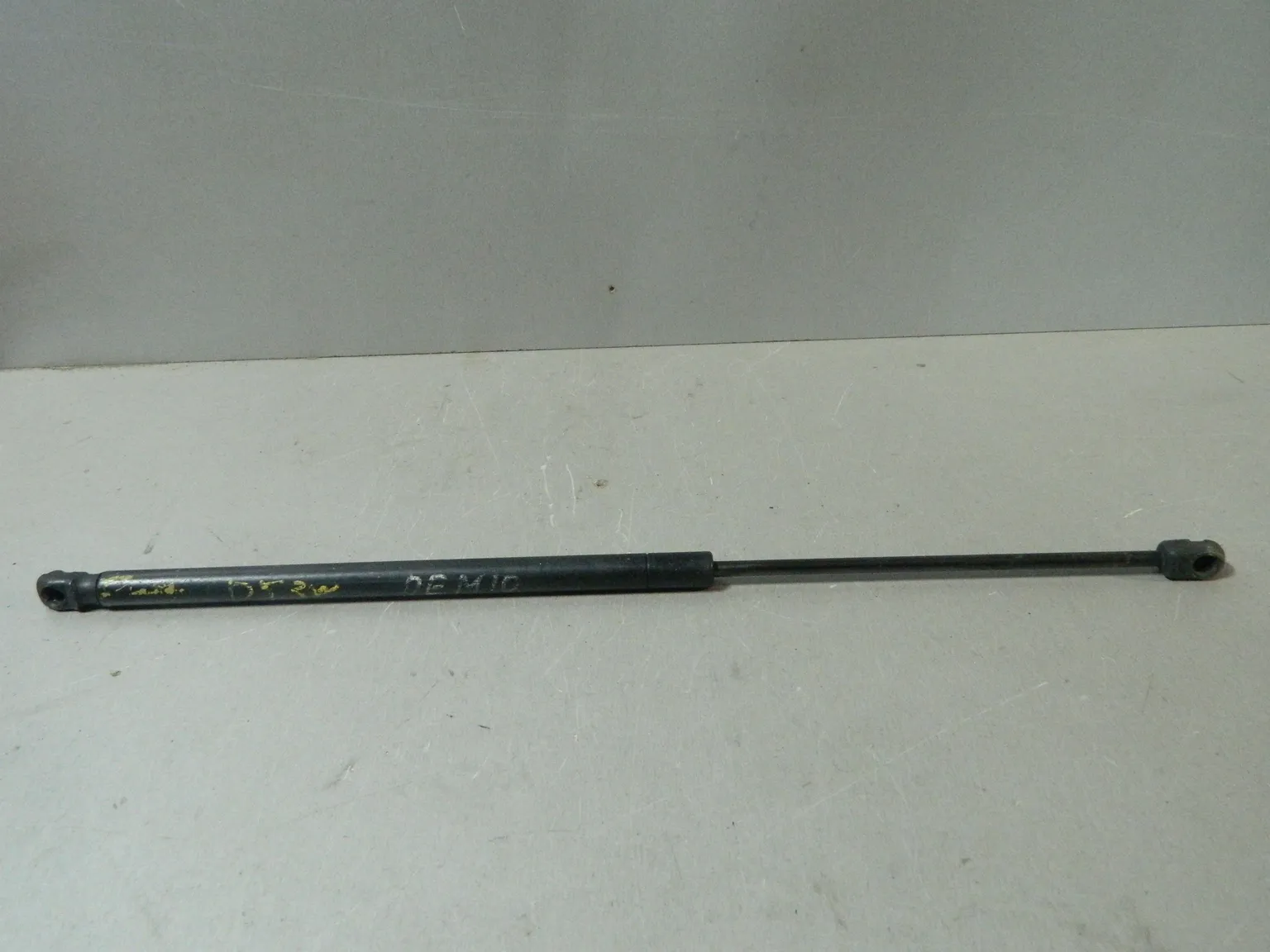 Амортизатор багажника MAZDA DEMIO DY3W (Контрактный) 81528996