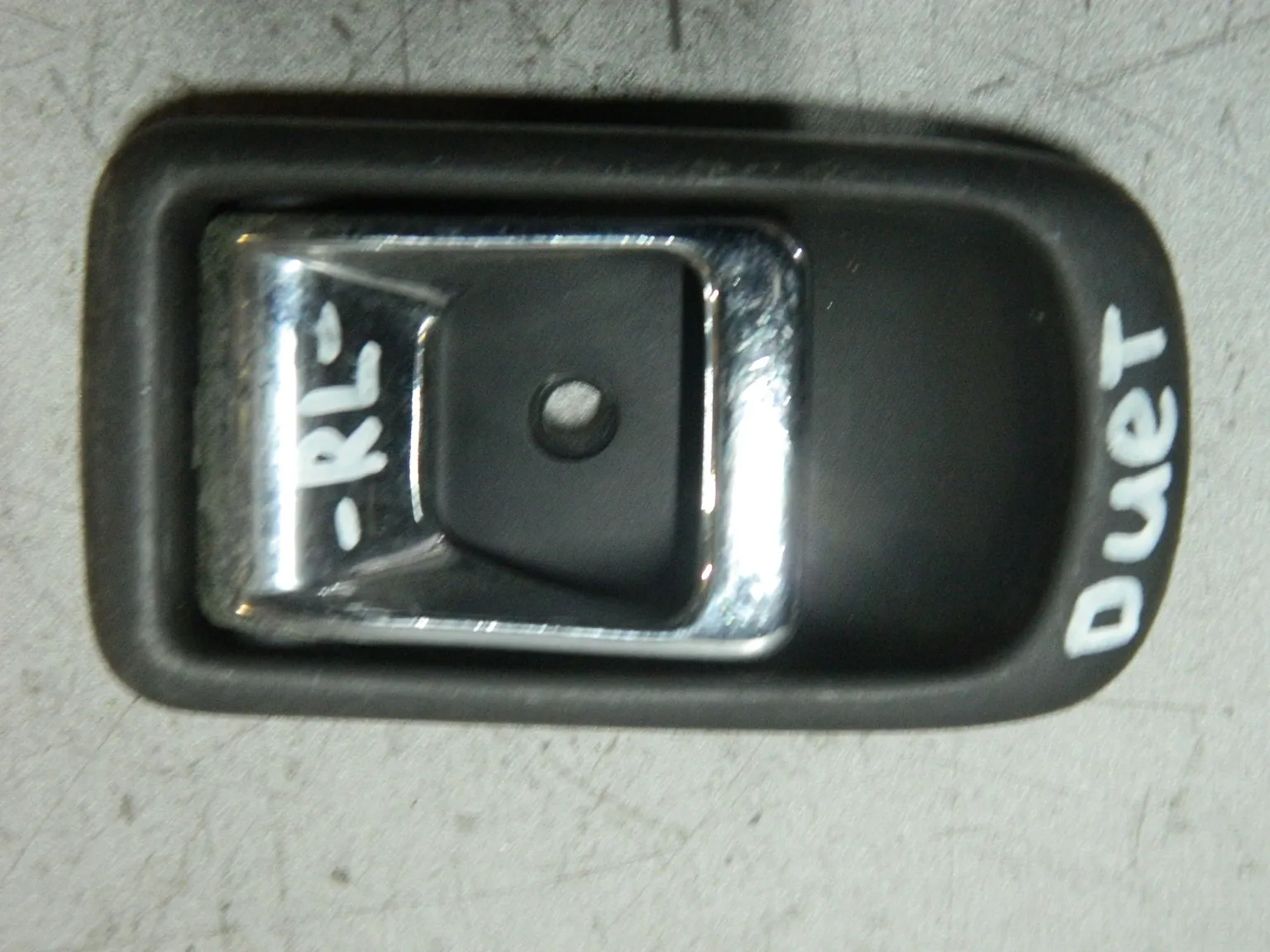 Ручка двери внутренняя TOYOTA DUET M100S Лев (Контрактный) 81528312