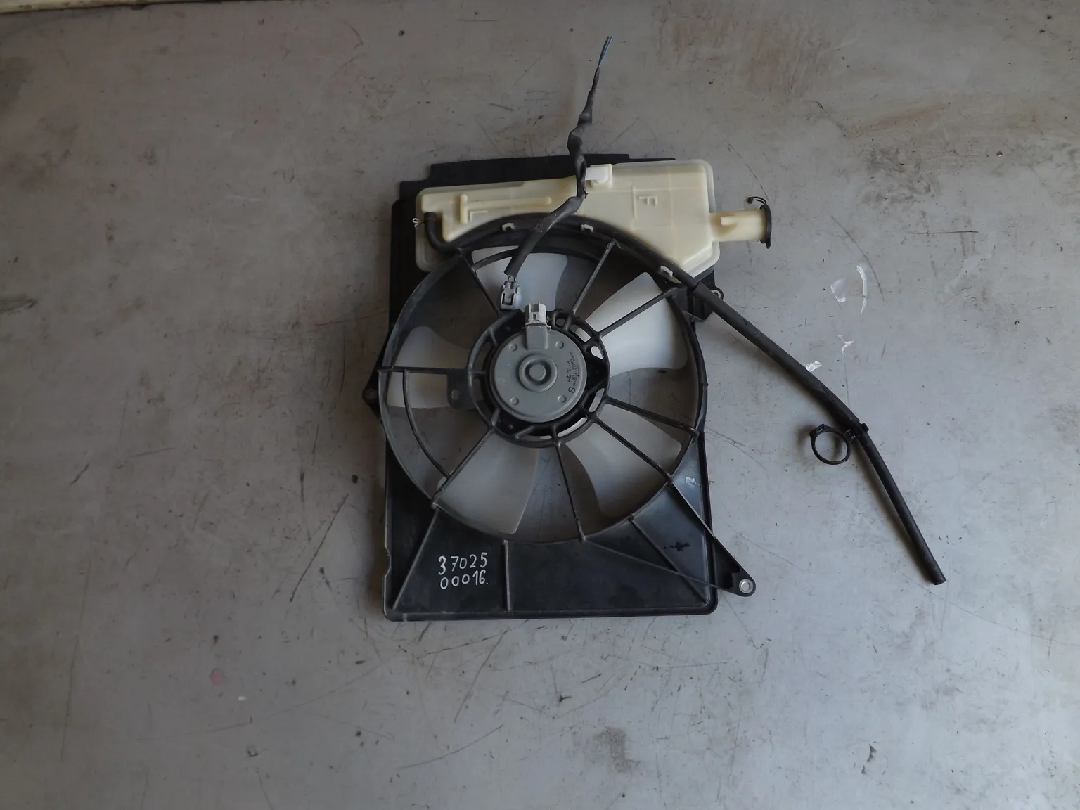 Диффузор радиатора TOYOTA SIENTA NCP81 (Контрактный) 3702500016