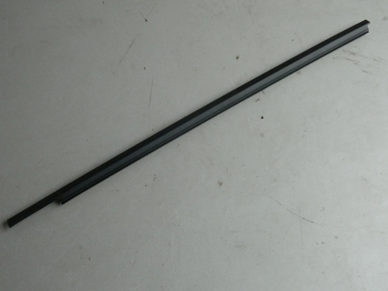 Молдинг стекла двери NISSAN 808211KA0A