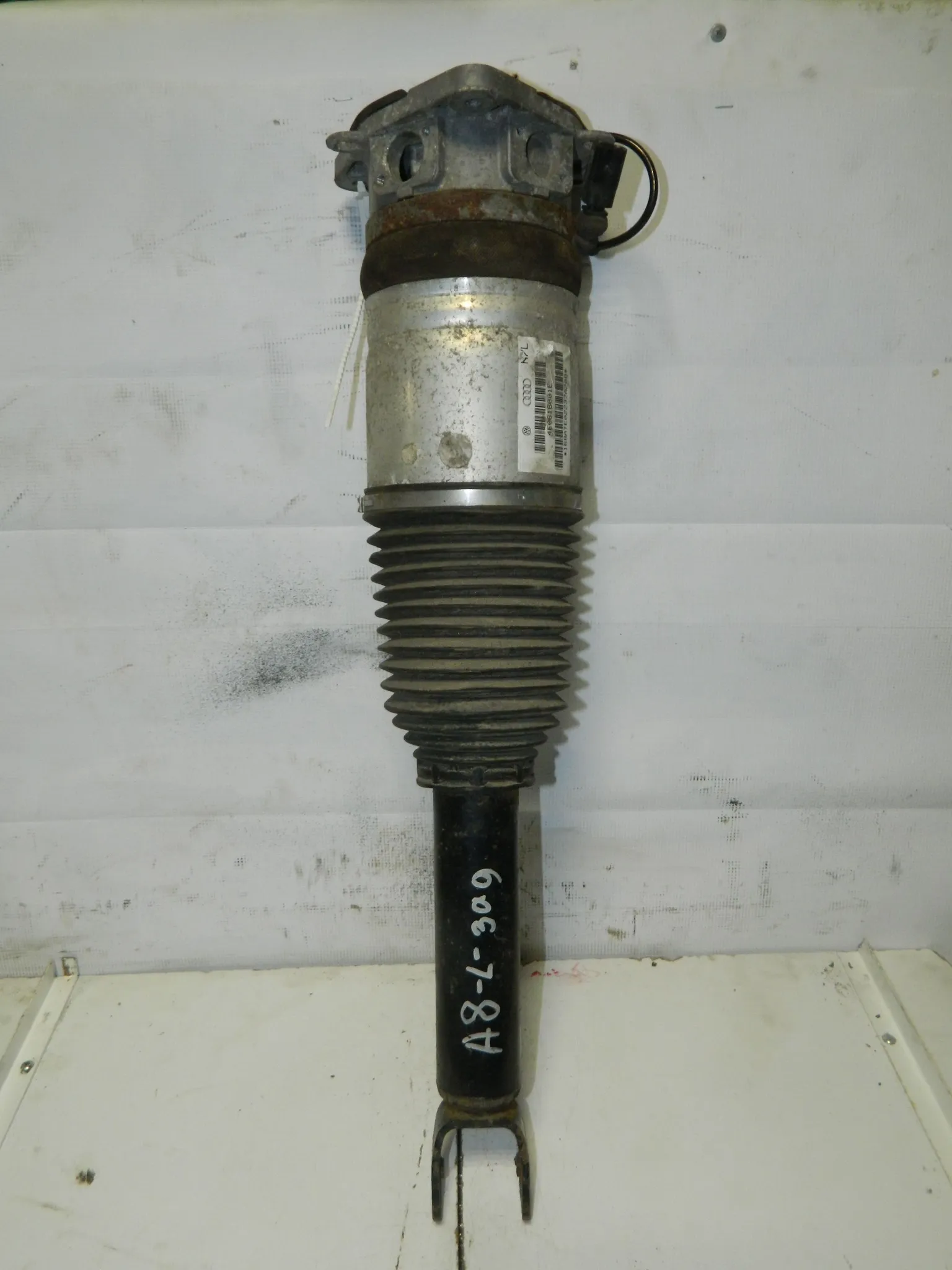 Стойка подвески AUDI A8 4E2 Зад Лев (Контрактный) 45976245 4E0616001E