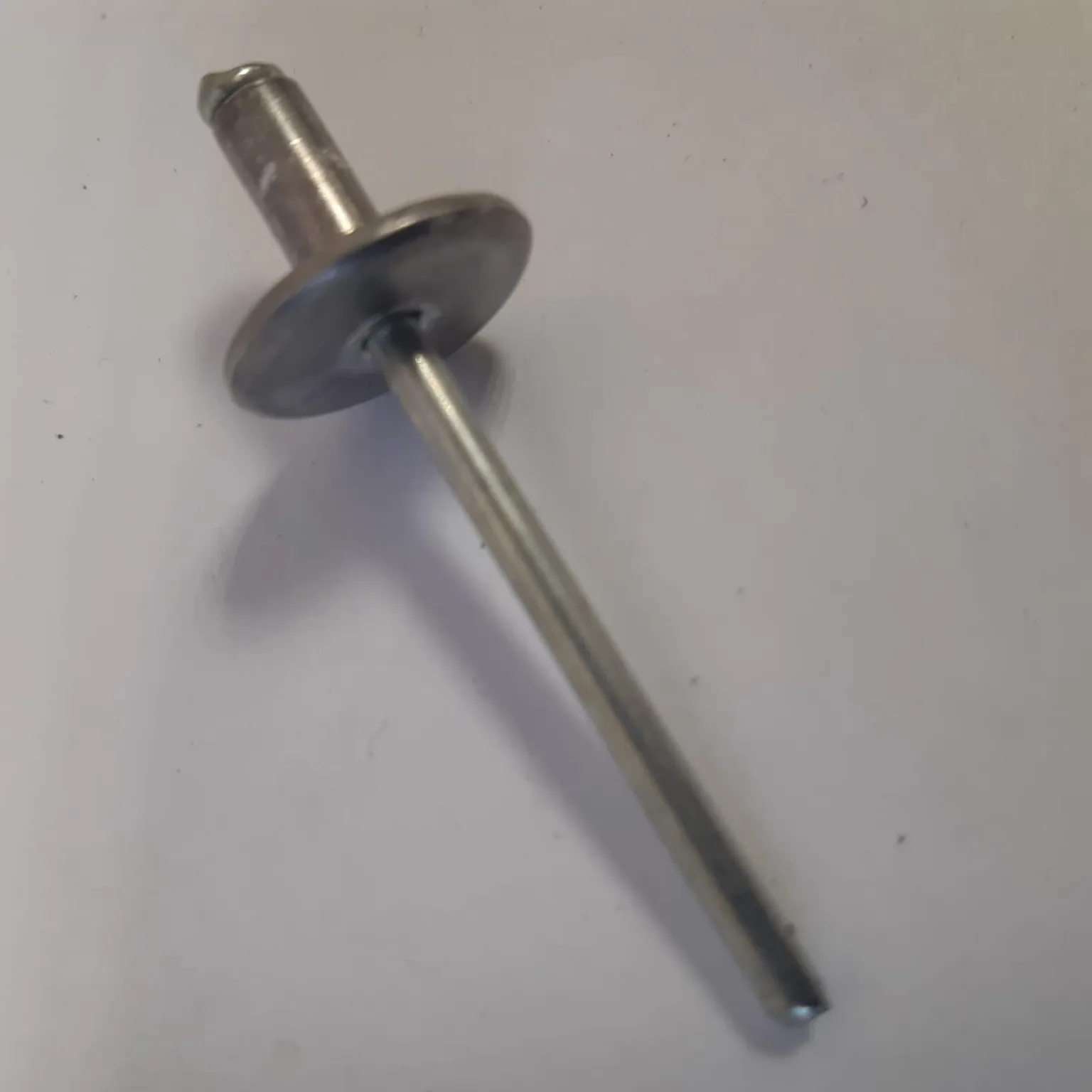 Заклепка усителя бампера RENAULT 7703072424 RENAULT Duster,Scenic D=4,8мм