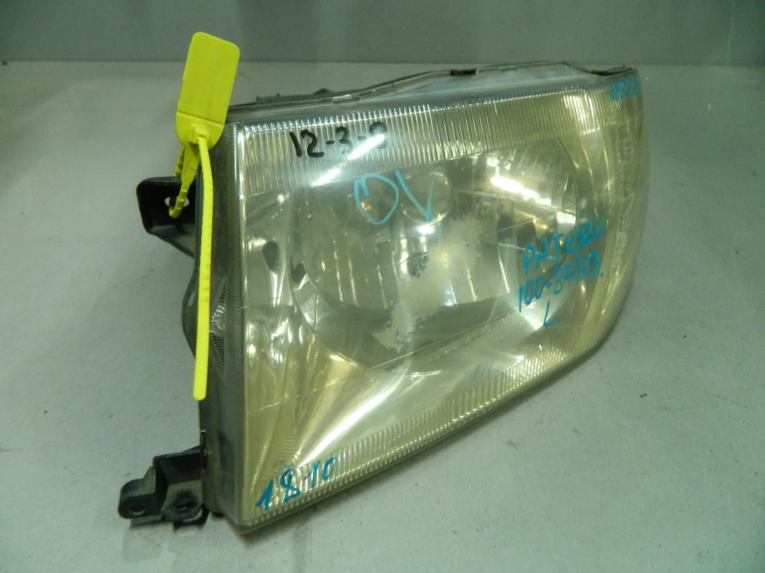 Фара MITSUBISHI PAJERO IO H76W Перед Лев (Контрактный) 64492701