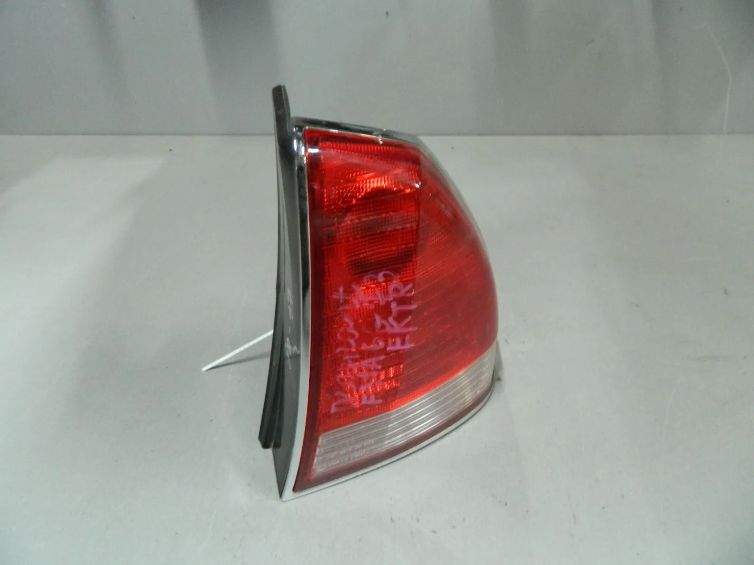 Фонарь MITSUBISHI DIAMANTE F31A Зад Прав 1017 (Контрактный) 68000952