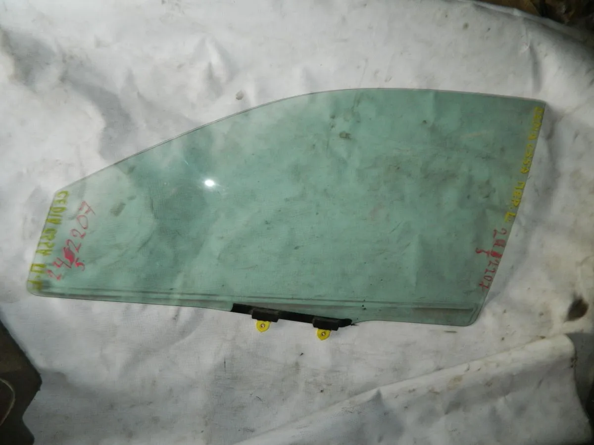 Стекло двери MITSUBISHI LANCER CEDIA CS5A Перед. Лев (Контрактный) 2452207