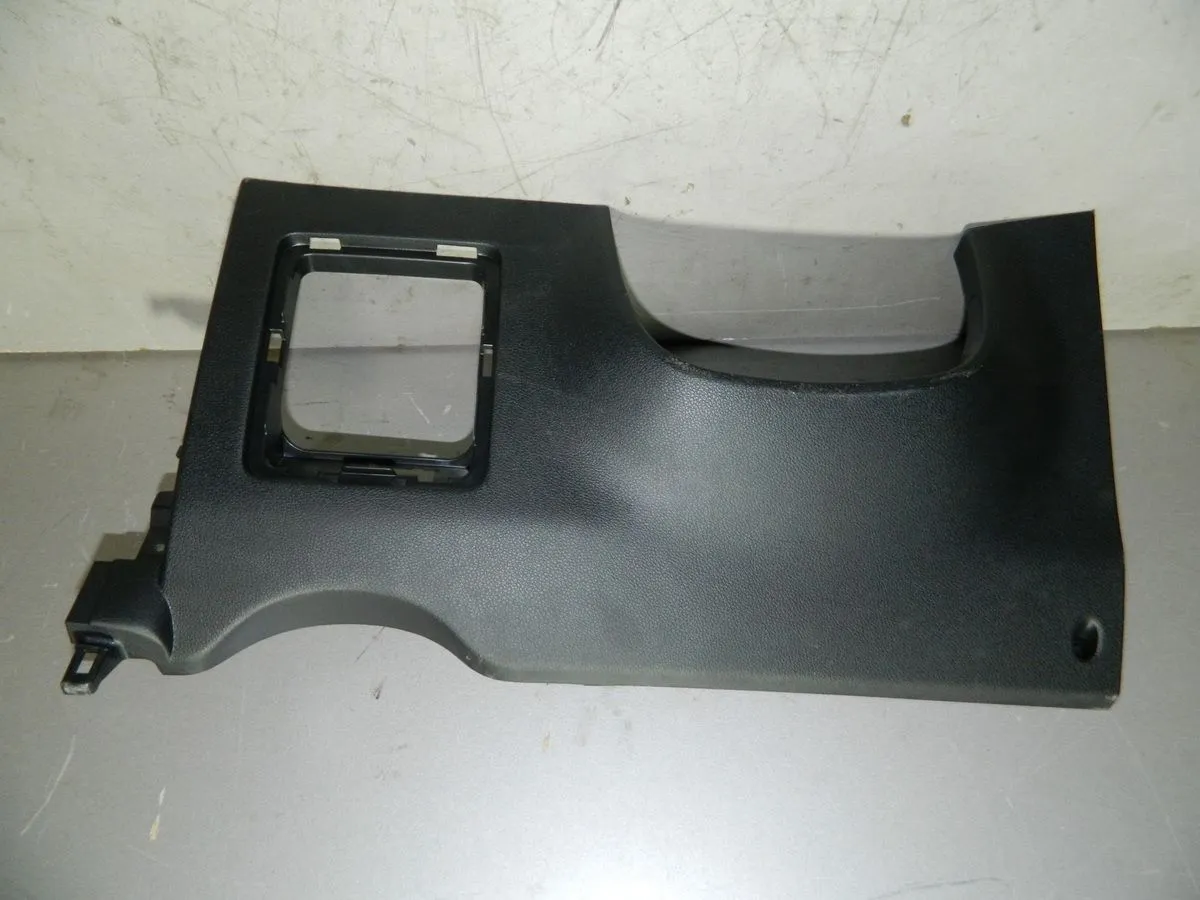 Накладка на торпедо Kia Sportage QL G4NA (Б/У)