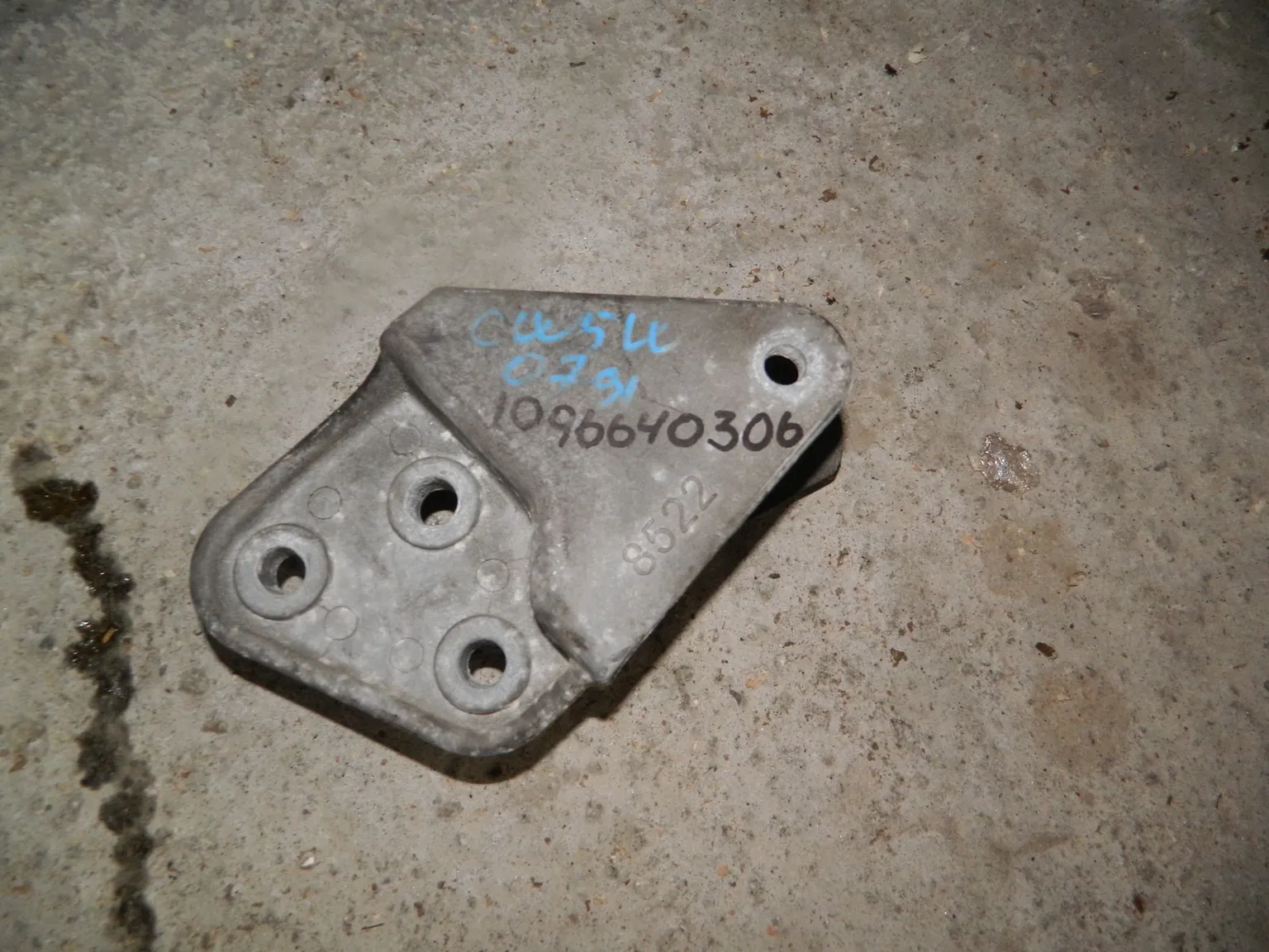 Кронштейн опоры АКПП MITSUBISHI OUTLANDER CW5W (Контрактный) 1096640306