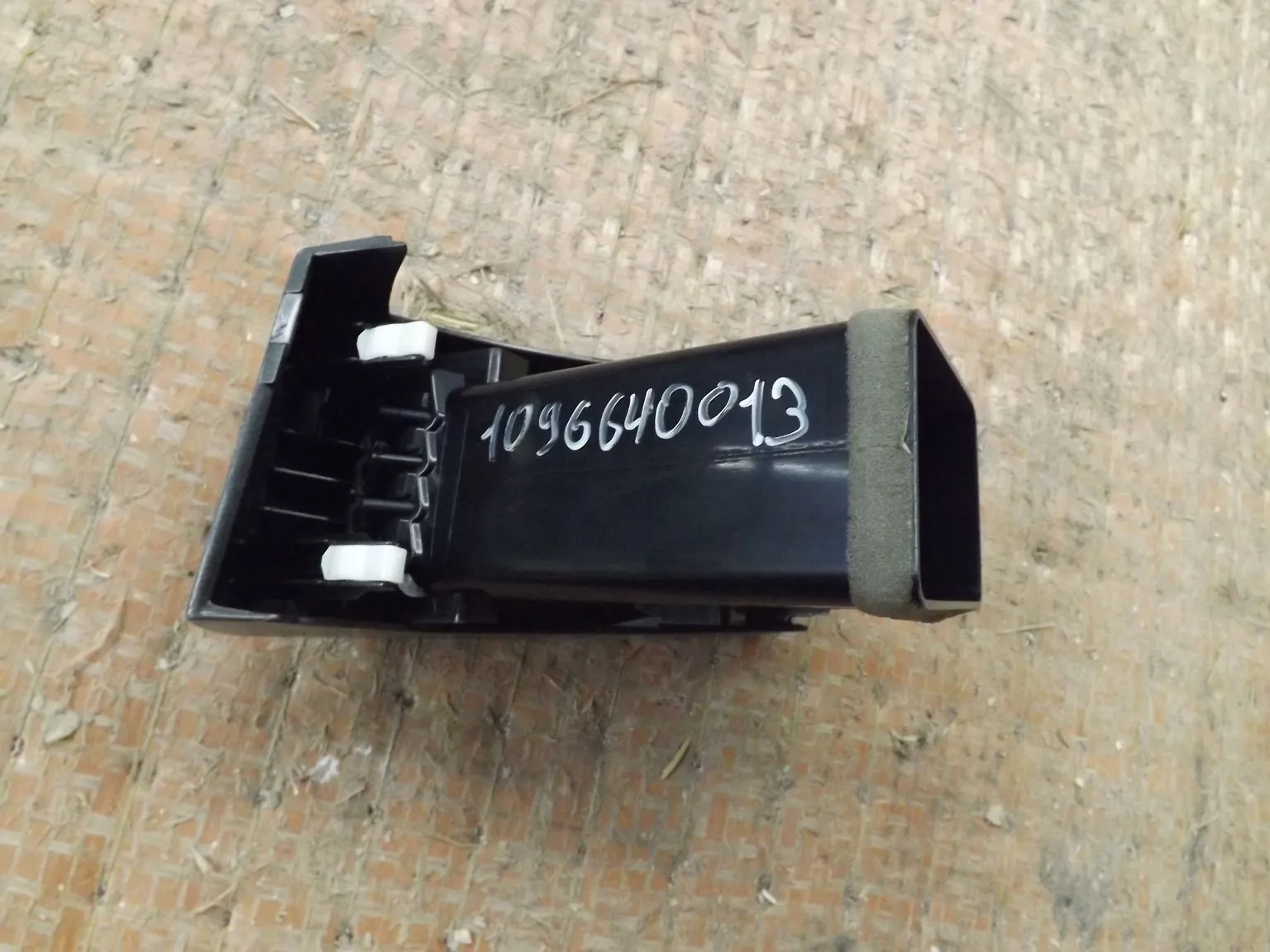 Дефлектор воздушный MITSUBISHI OUTLANDER CW5W (Контрактный) 1096640013