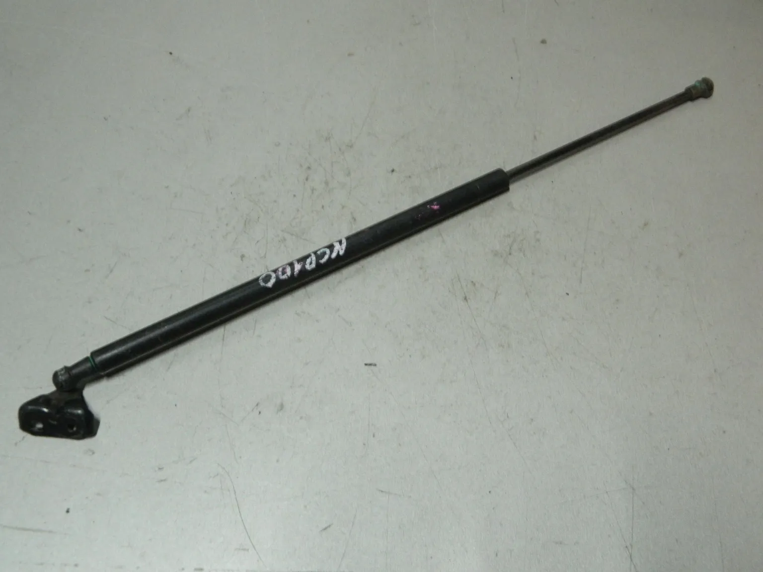 Амортизатор багажника TOYOTA RACTIS NCP100 (Контрактный) 81532189