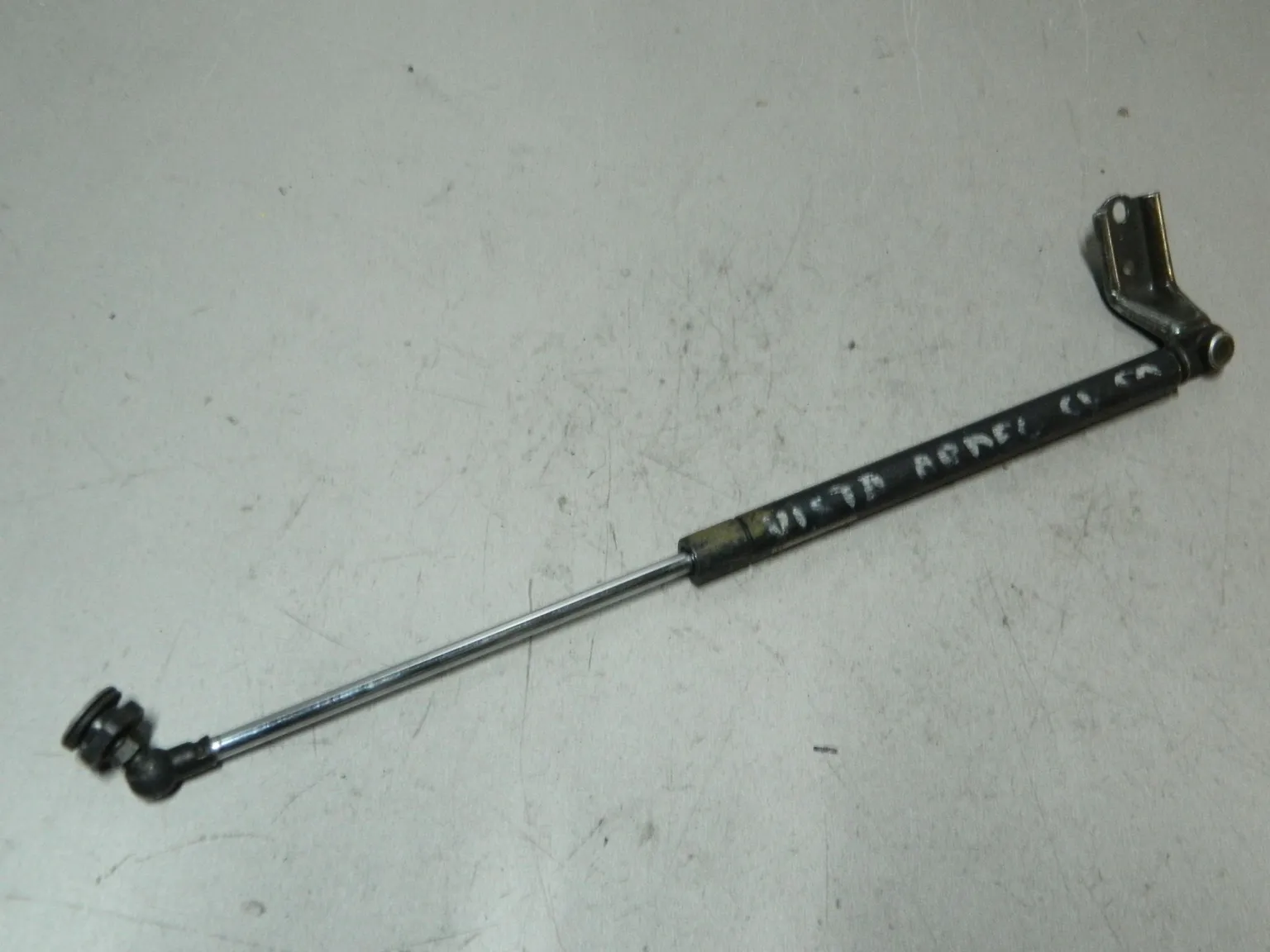 Амортизатор 5-й двери TOYOTA VISTA ARDEO SV50 Прав (Контрактный) 81532200