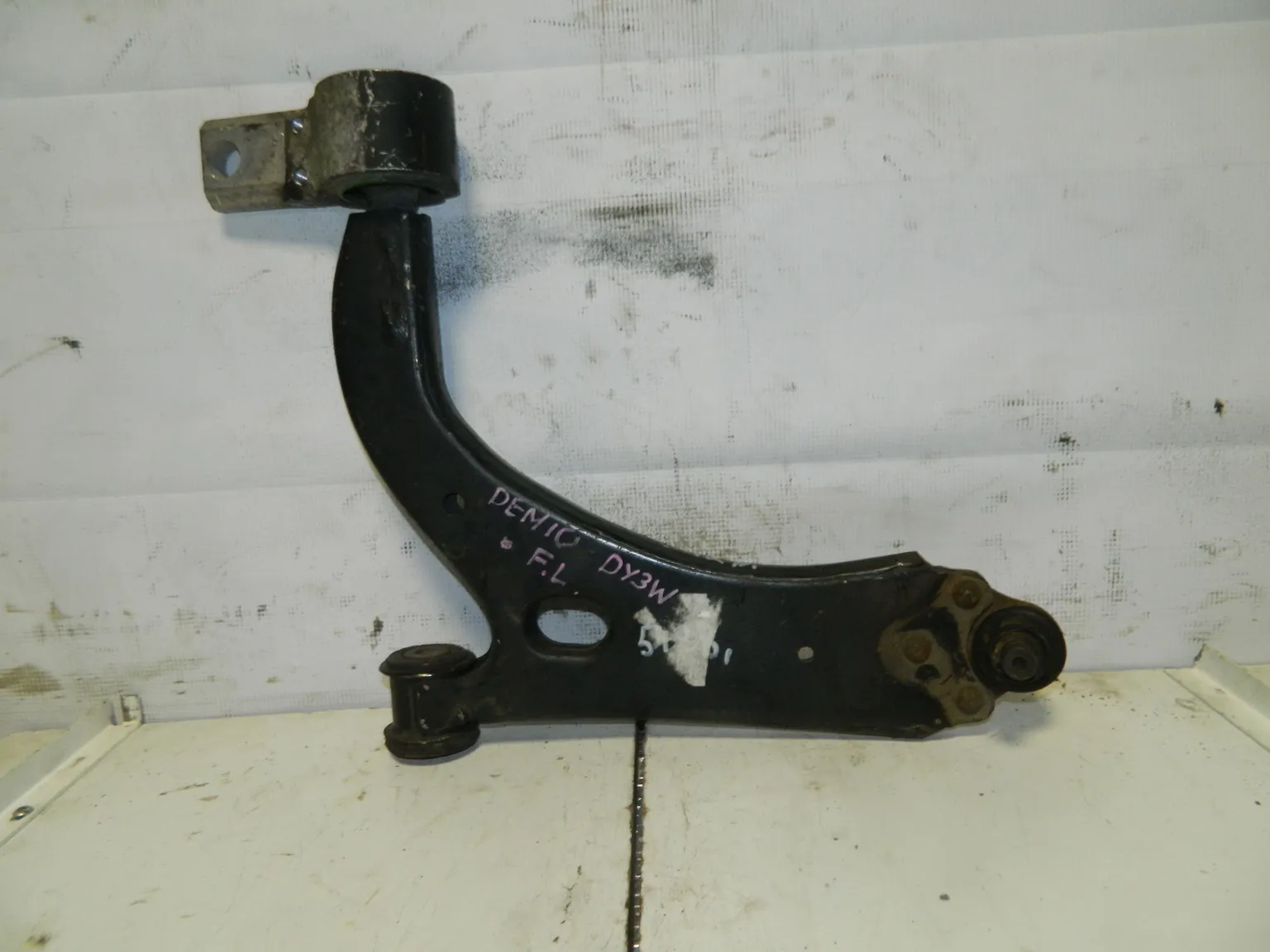 Рычаг подвески MAZDA DEMIO DY3W Перед Лев (Контрактный) 45993588