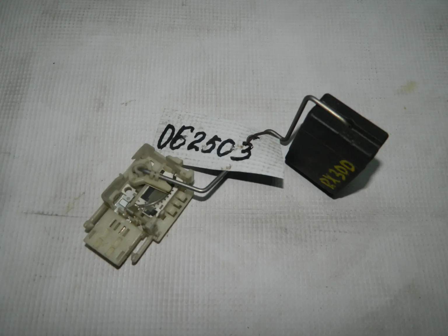 Датчик уровня топлива LEXUS RX300 MCU10 (Контрактный)