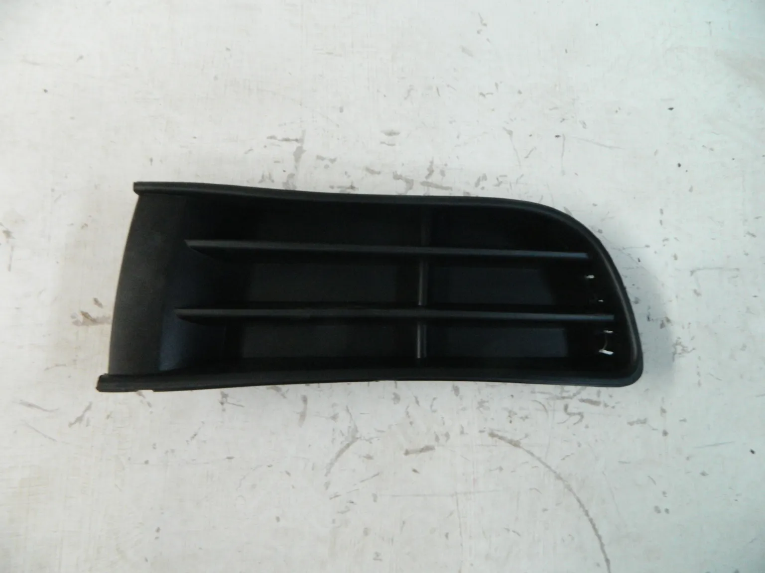 Решетка бампера API DL023913R Прав VOLKSWAGEN POLO 02-05